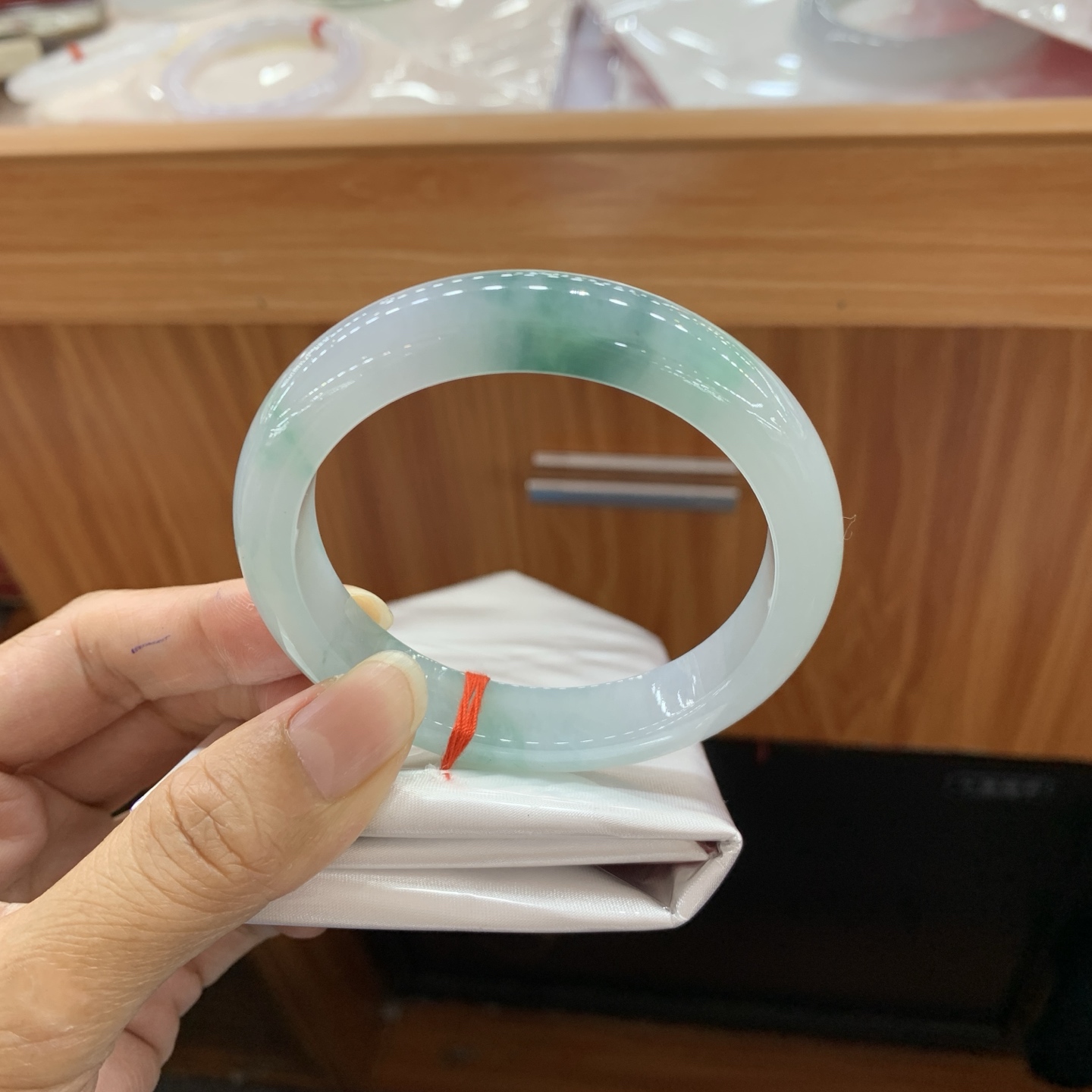 060105MMJ 飘花正圈翡翠手镯 57-11.4-8.4