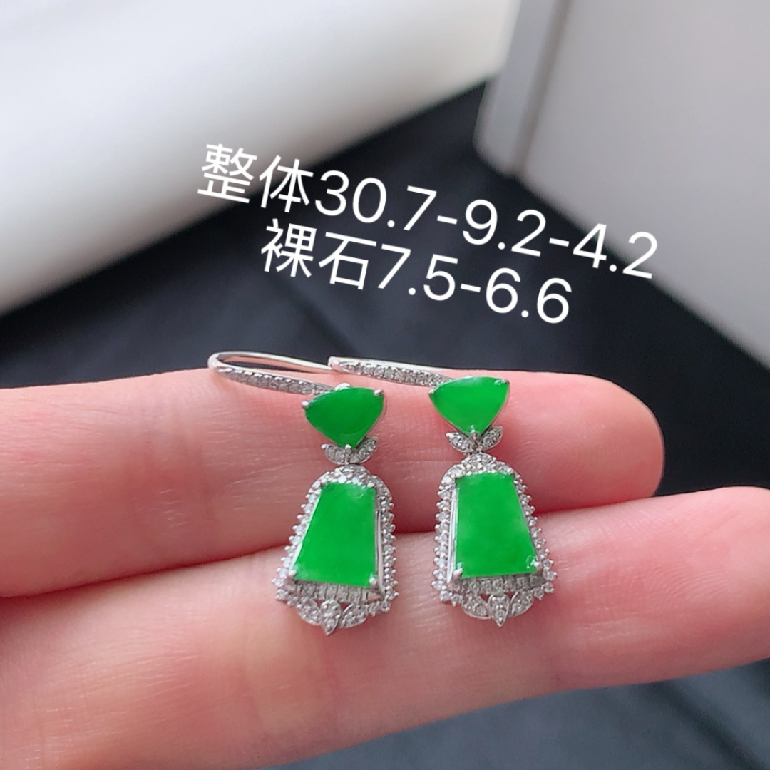 冰阳绿无事牌耳坠。种老色阳，料子水润细腻  佩戴简约时尚 货号51531，30.7-9.2-4.2