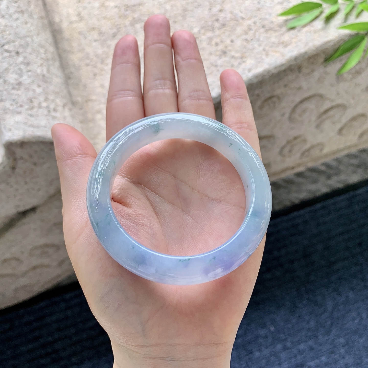 正圈53 54，圈口54.8/11.3/9.4，编码DZ082379，糯冰，水润，种老，细腻，无裂。