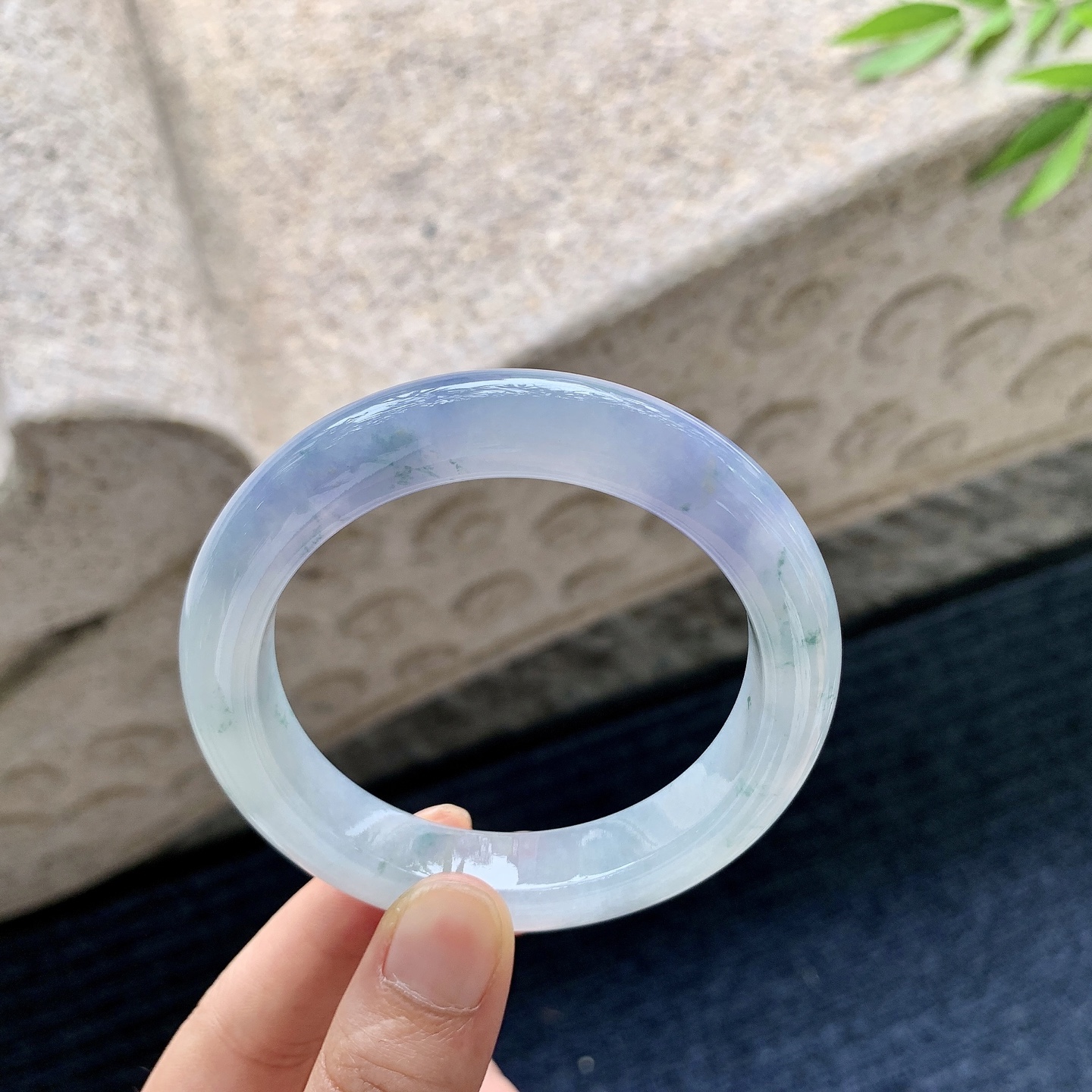 正圈53 54，圈口54.8/11.3/9.4，编码DZ082379，糯冰，水润，种老，细腻，无裂。