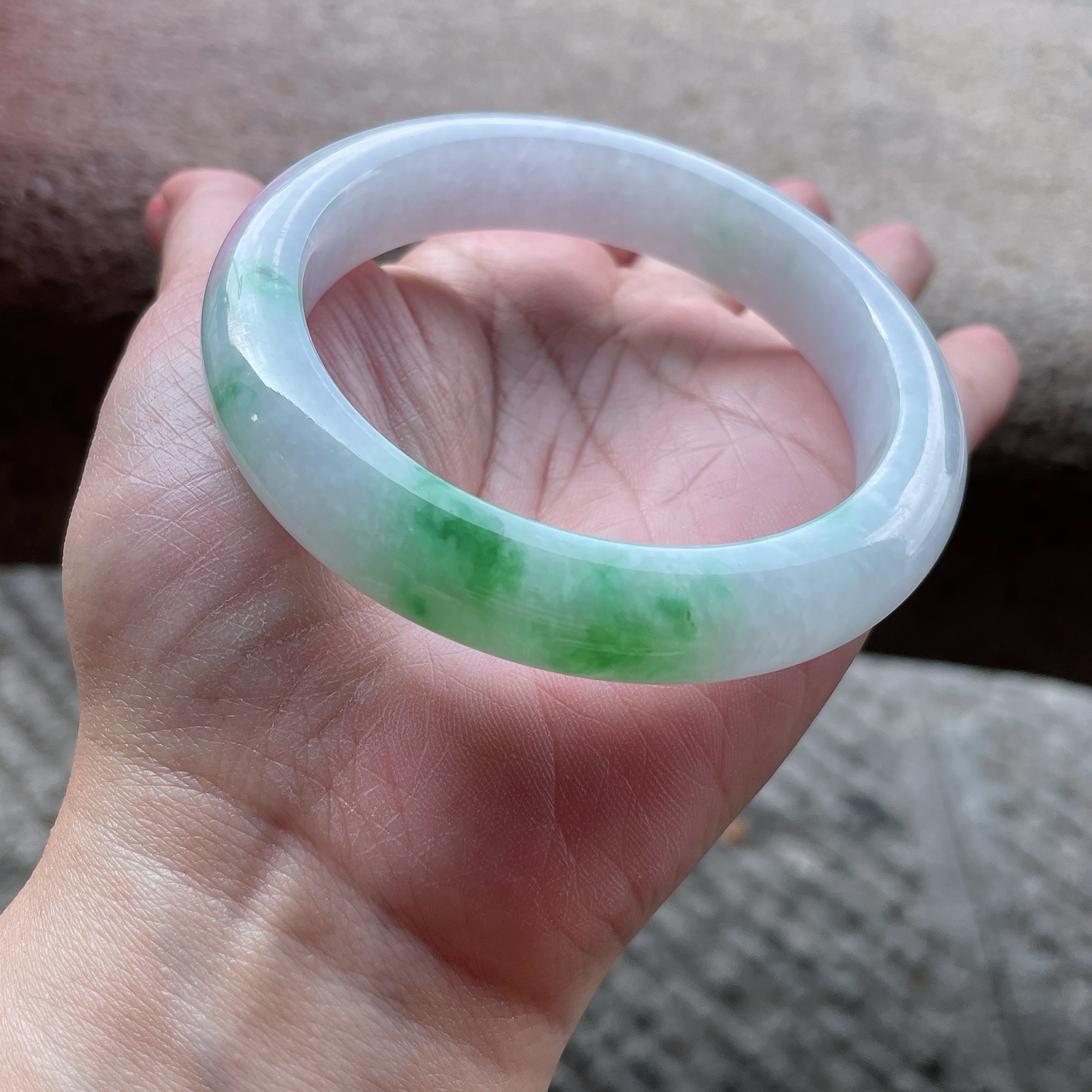 白底飘绿花，玉质细腻，水润，种老，无裂