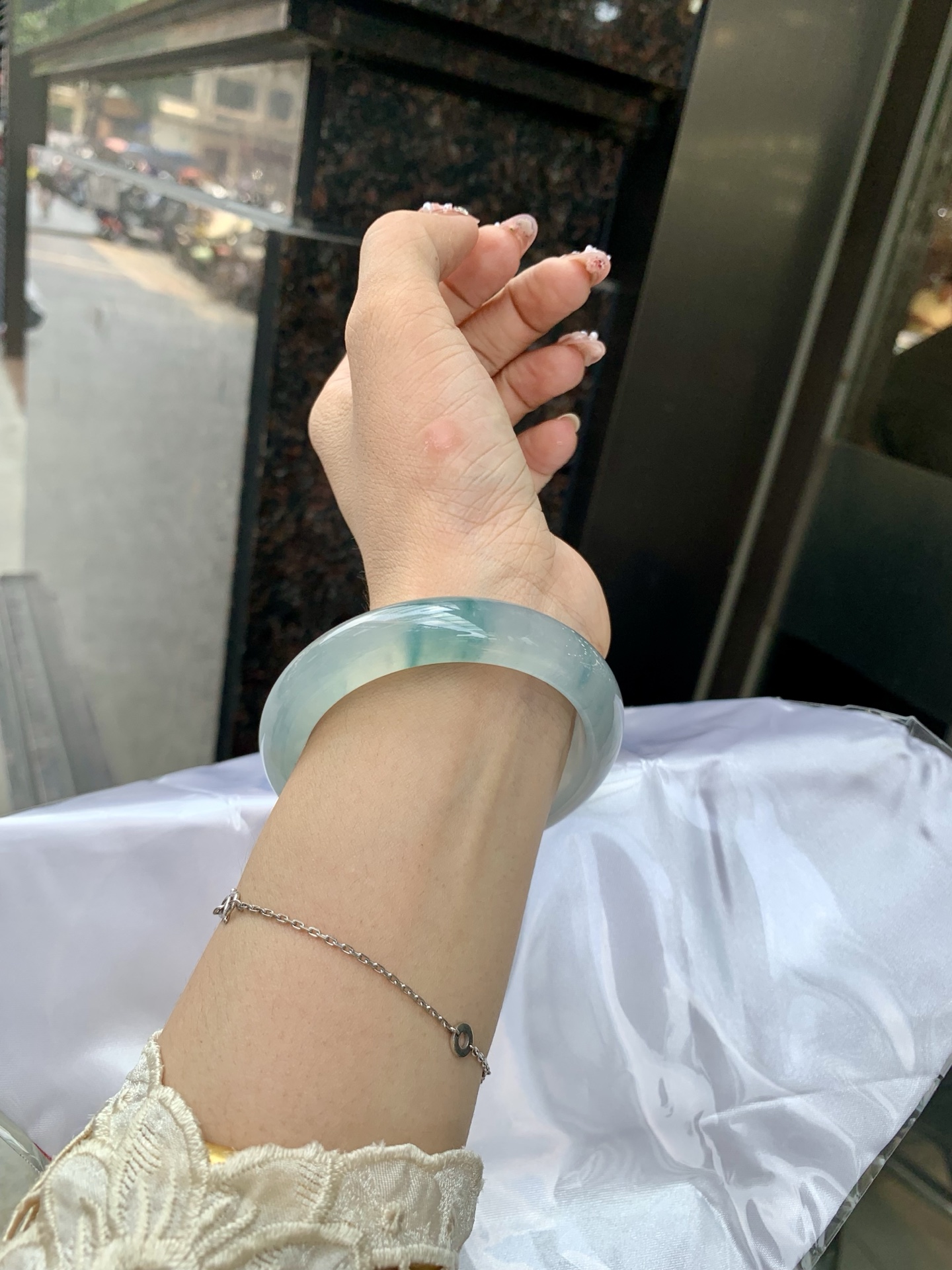冰飘花正圈 54.5-8.1-12.1 0602-N880 打灯细纹，底妆冰透起光，冰底中开出了朵朵蓝花，飘花灵动飘逸，勾勒出一幅唯美诗意的山水意境画，古典优雅又秀气