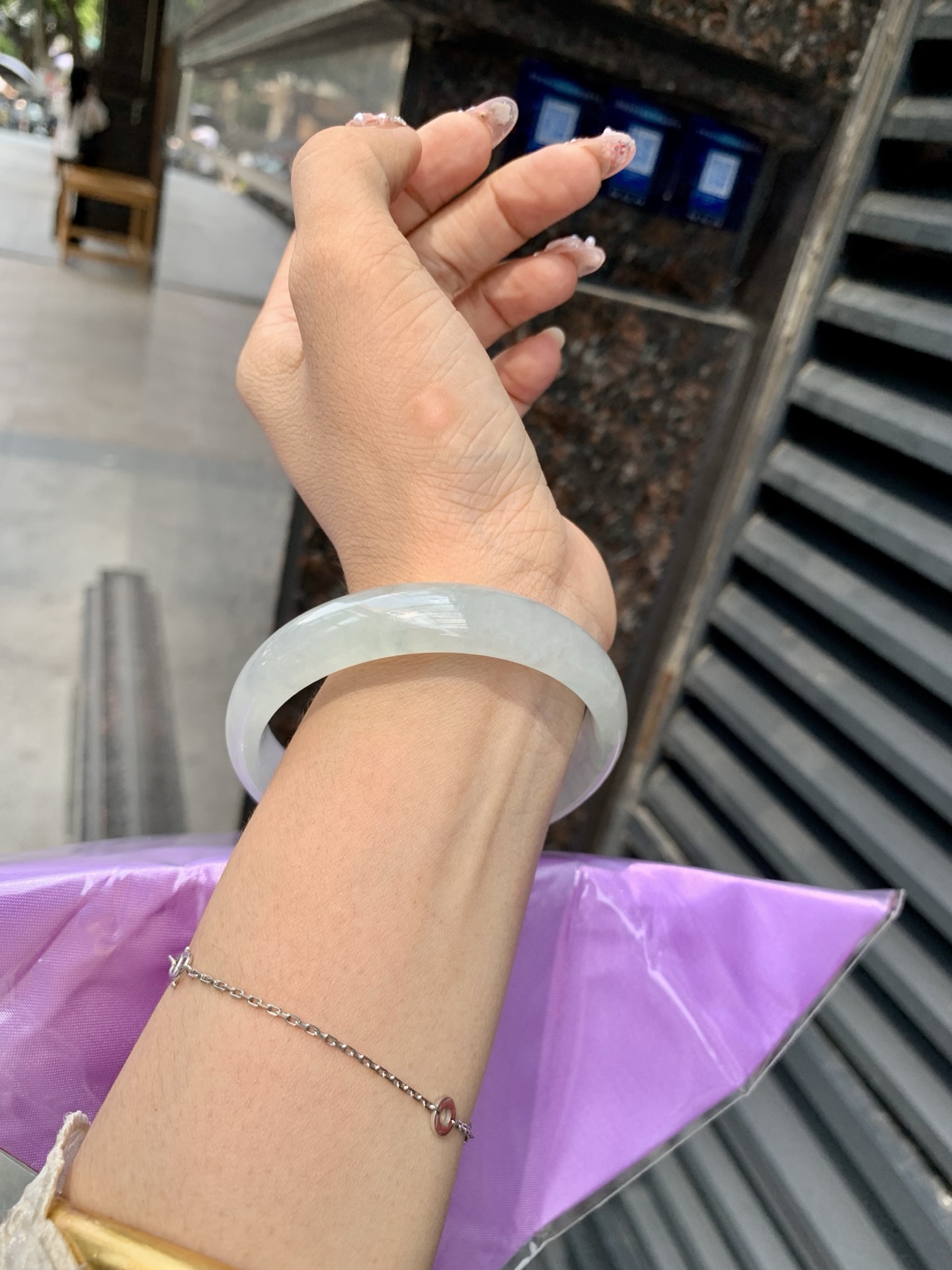 白冰正圈 57-6.1-12.7 0602-4A122 底妆冰润细腻，一腕清透，简约清爽，不挑肤色年龄，给人一种清雅脱俗，天真纯美的感觉，真不愧是翡翠中的初恋