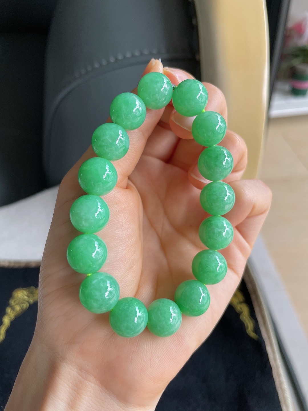 天然翡翠A货，冰满绿手串，尺寸：12.2mm。【编3100】