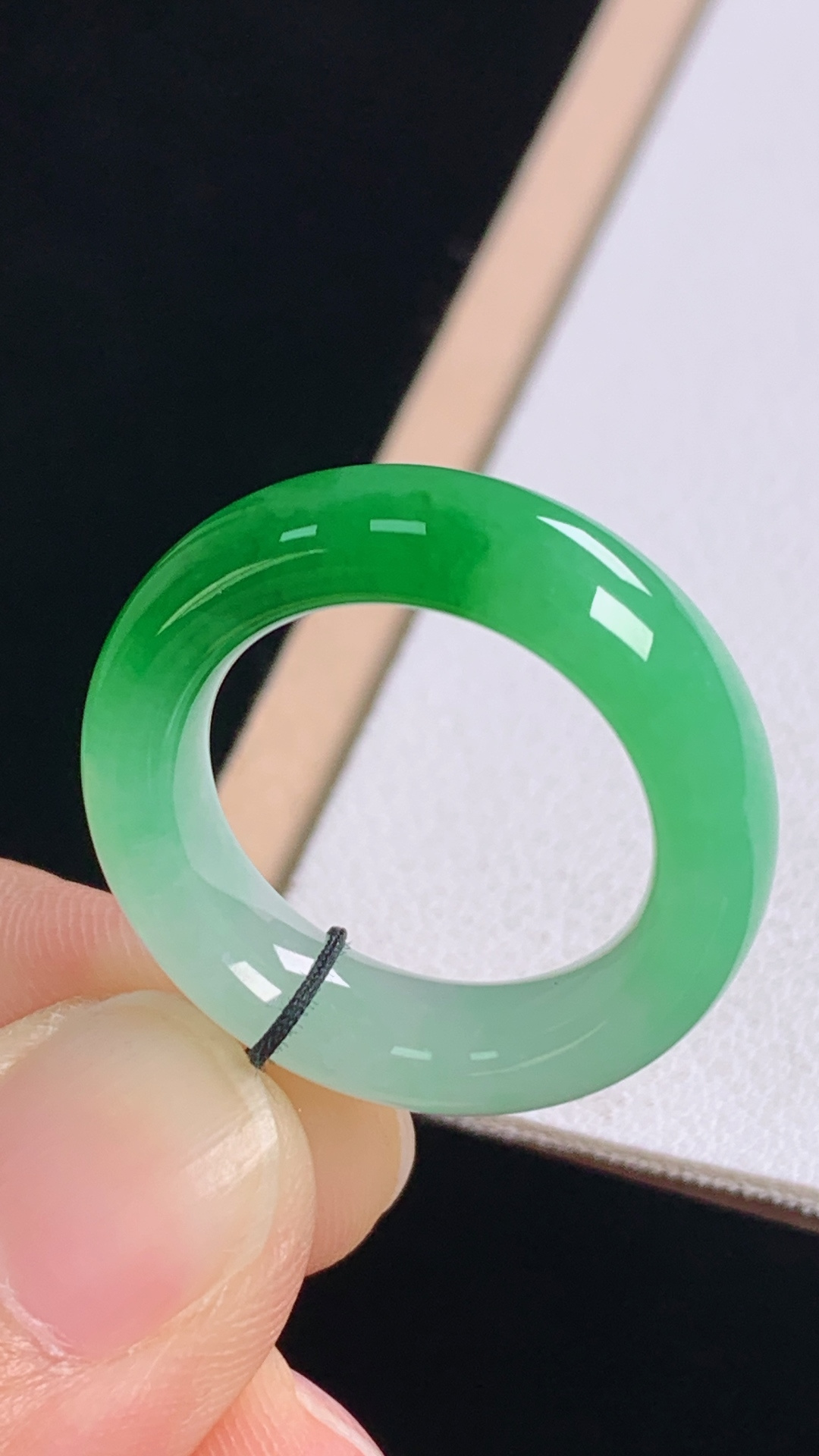 冰飘绿指环 色泽鲜浓，底子细腻， 尺寸:圈口13/16.6-5.8-4.0mm 30