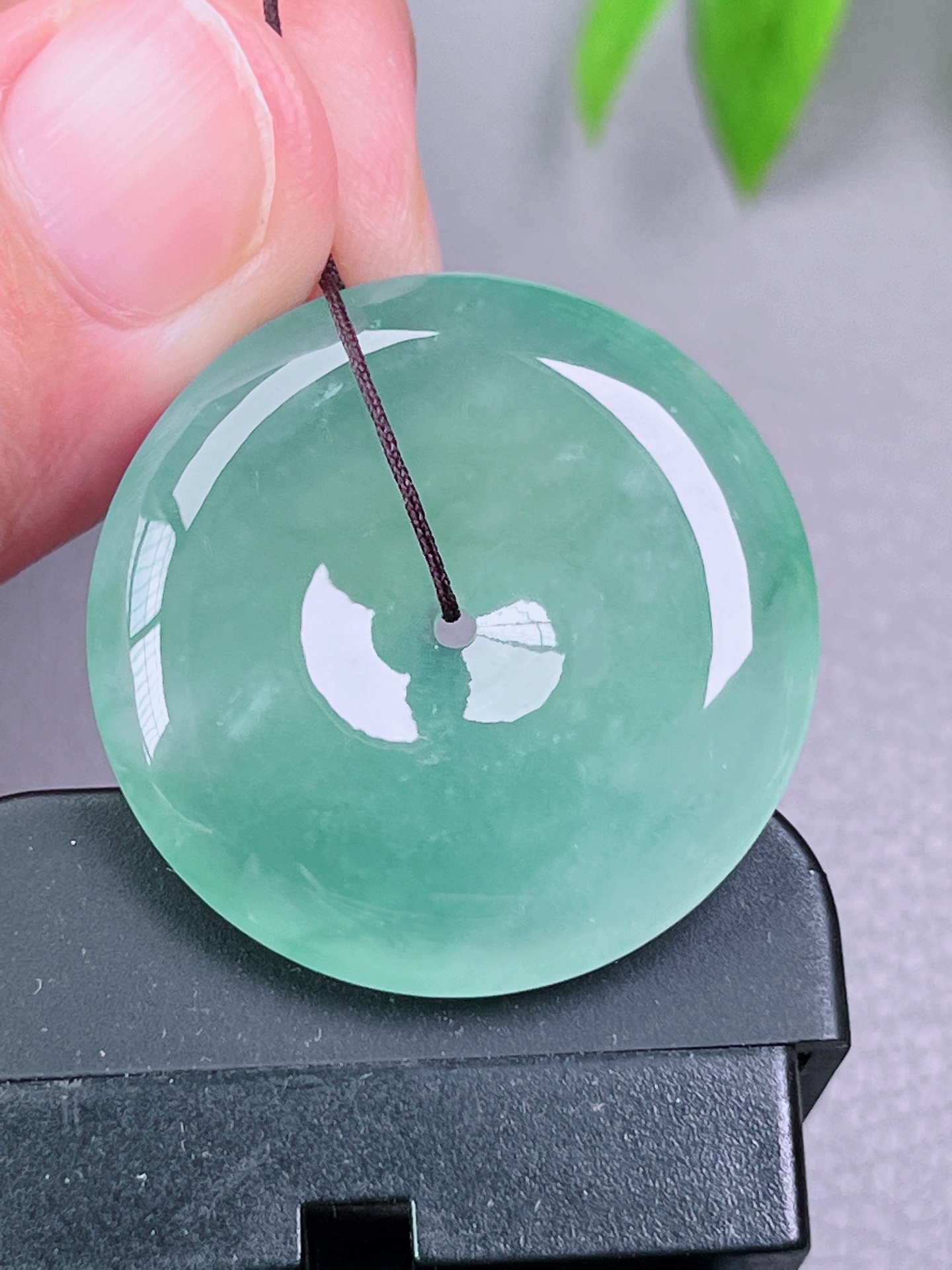 高冰种平安扣，无裂，底色好，油洁，起荧光，尺寸：31.3-5.8