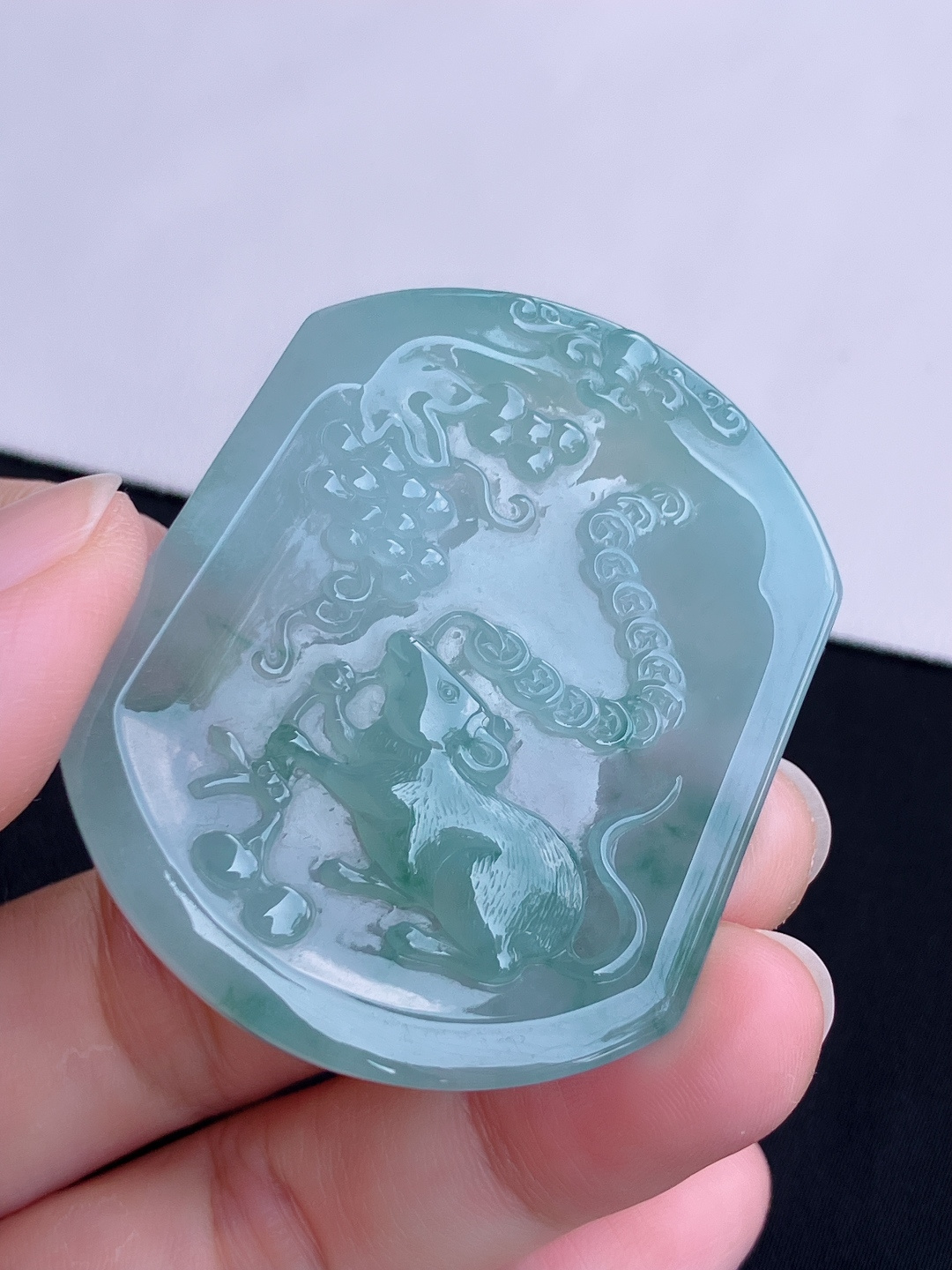 冰飘花生肖鼠牌，晶莹剔透，尺寸50.5/42.3/5.6/自然光实拍