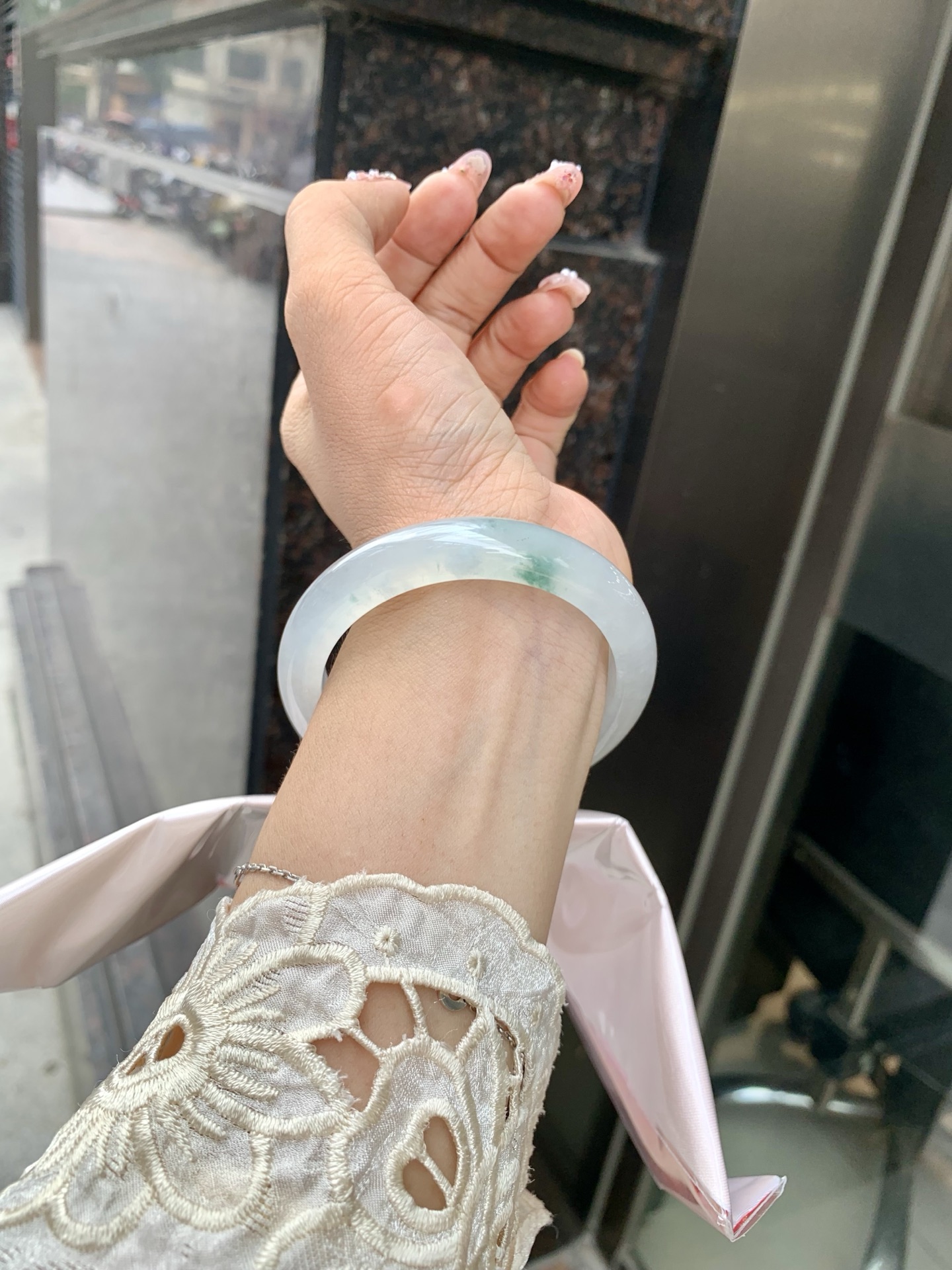 冰飘花正圈 53.7-7.9-10.7 0602-N873-1 打灯小细纹，底妆冰透起光，冰底中开出了朵朵蓝花，飘花灵动飘逸，勾勒出一幅唯美诗意的山水意境画，古典优雅又秀气