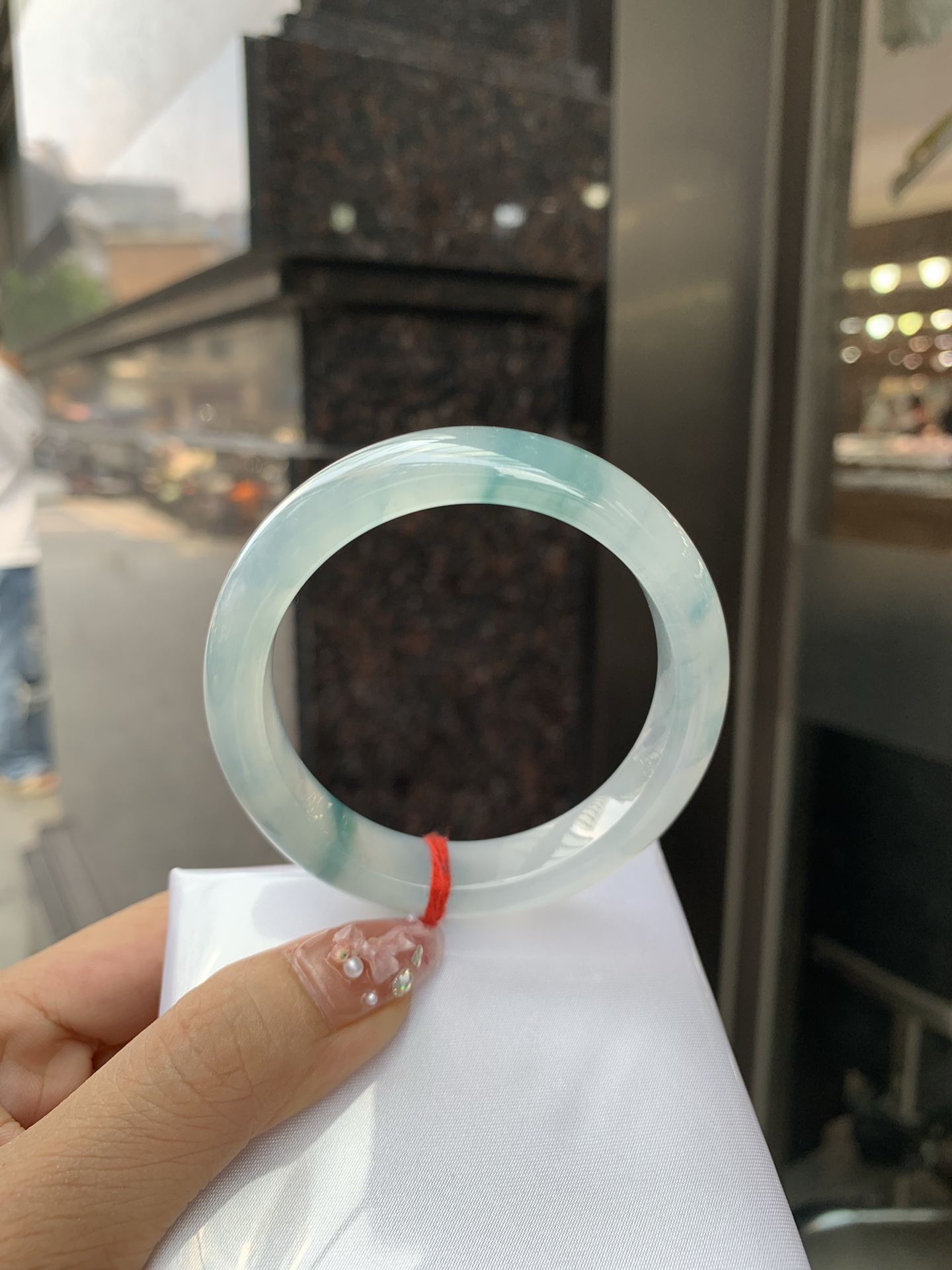 冰飘花正圈 54.5-8.1-12.1 0602-N880 打灯细纹，底妆冰透起光，冰底中开出了朵朵蓝花，飘花灵动飘逸，勾勒出一幅唯美诗意的山水意境画，古典优雅又秀气