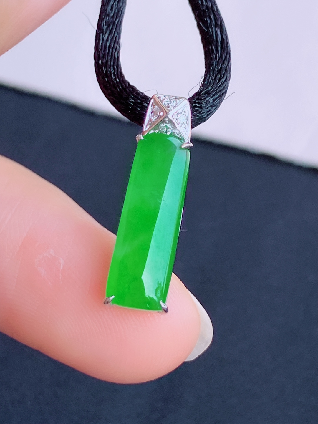 阳绿平安牌吊坠，简约时尚，尺寸19.5/6/5.3/自然光实拍
