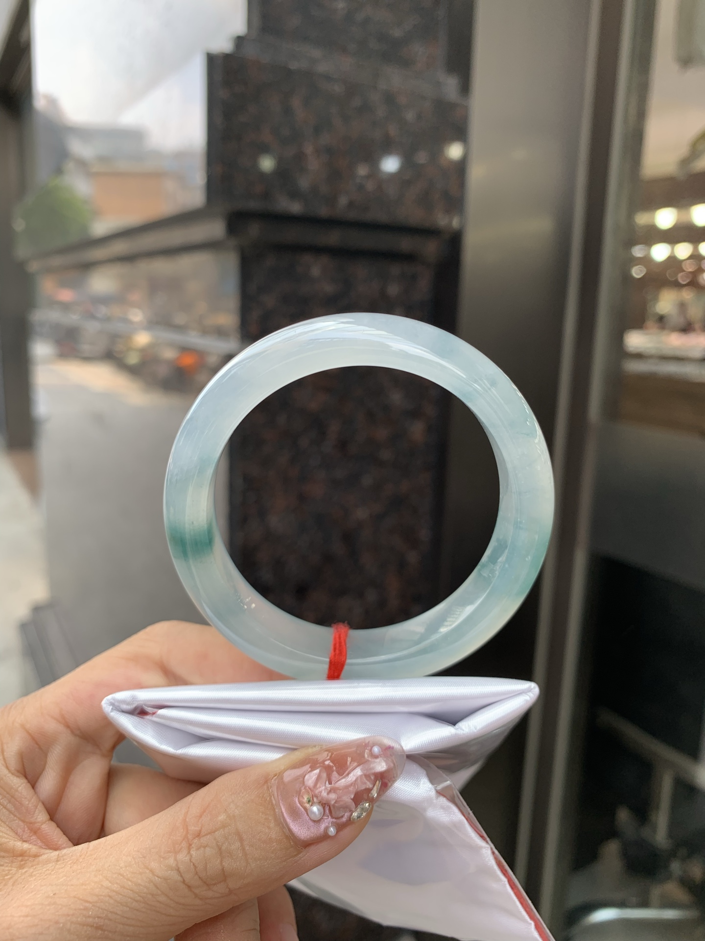 冰飘花正圈 54.5-8.1-12.1 0602-N880 打灯细纹，底妆冰透起光，冰底中开出了朵朵蓝花，飘花灵动飘逸，勾勒出一幅唯美诗意的山水意境画，古典优雅又秀气