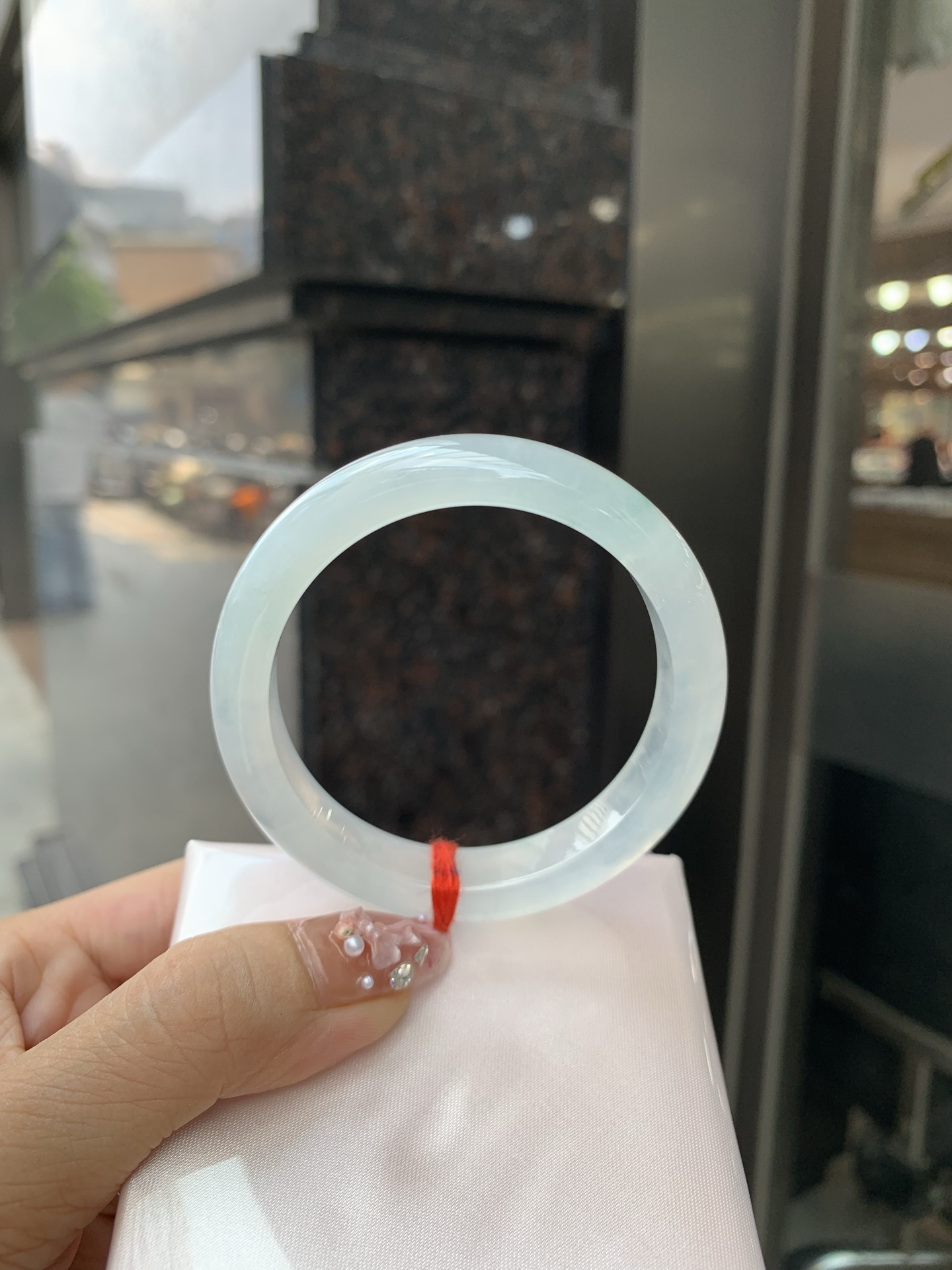 冰飘花正圈 52-7.7-10.8 0602-N873-2 打灯小细纹，底妆冰透起光，冰底中开出了朵朵蓝花，飘花灵动飘逸，勾勒出一幅唯美诗意的山水意境画，古典优雅又秀气