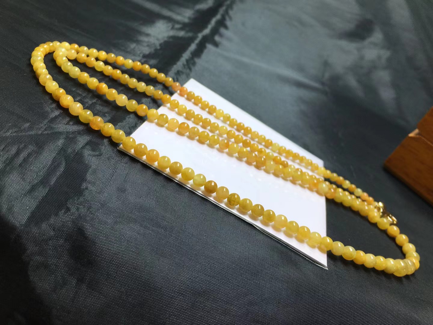 黄翡珠链，卡5.2～3.7mm，170颗，玉质细腻，色浓，鲜艳，油润，颗颗精选