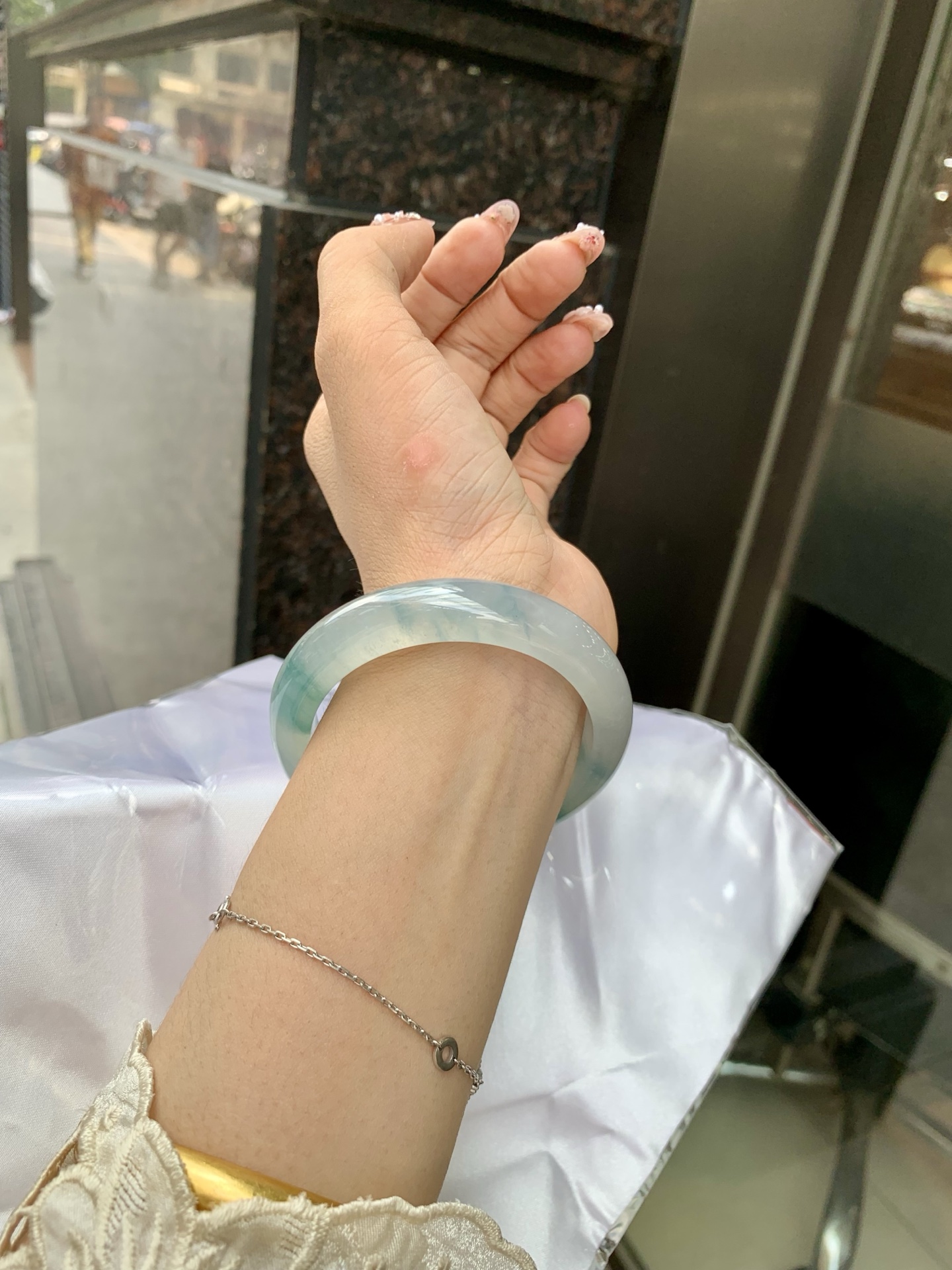 冰飘花正圈 54.5-8.1-12.1 0602-N880 打灯细纹，底妆冰透起光，冰底中开出了朵朵蓝花，飘花灵动飘逸，勾勒出一幅唯美诗意的山水意境画，古典优雅又秀气