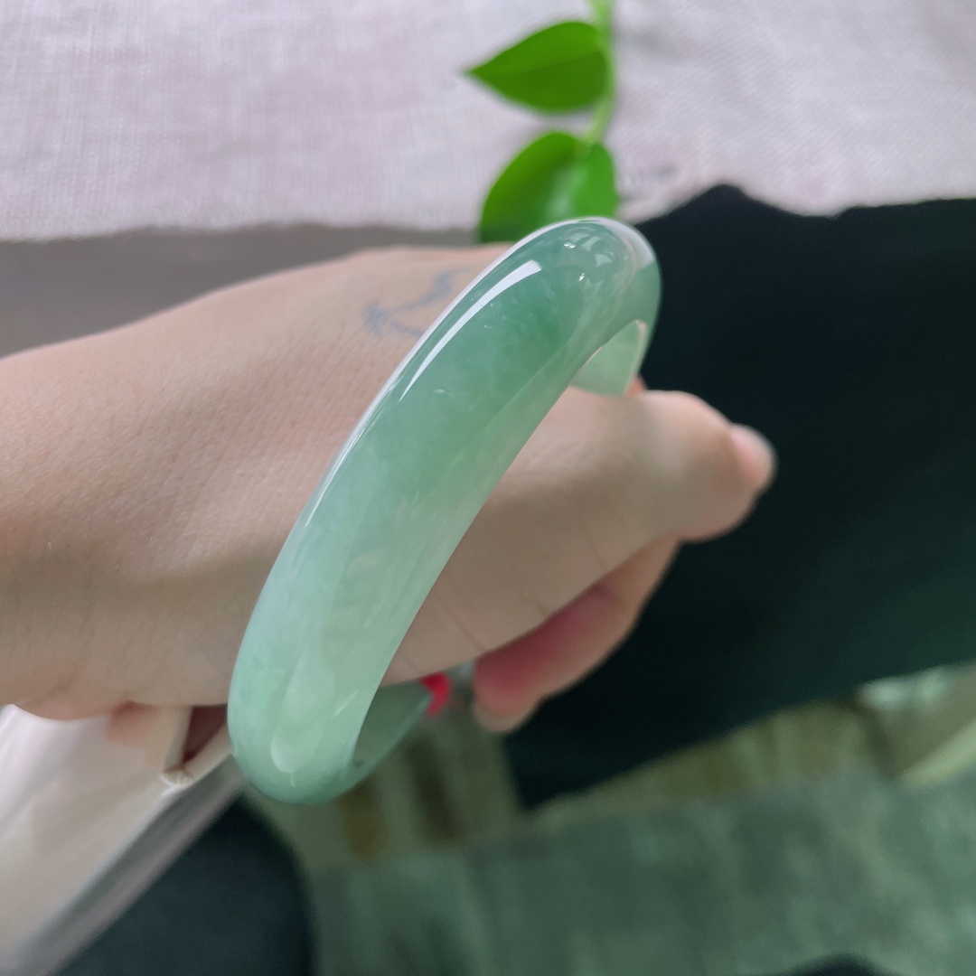 56.6/12.6/7.9，湖水绿正圈，深幽雅静，水头好，种老，佩戴沉稳，不失大气，无裂，ss51474a