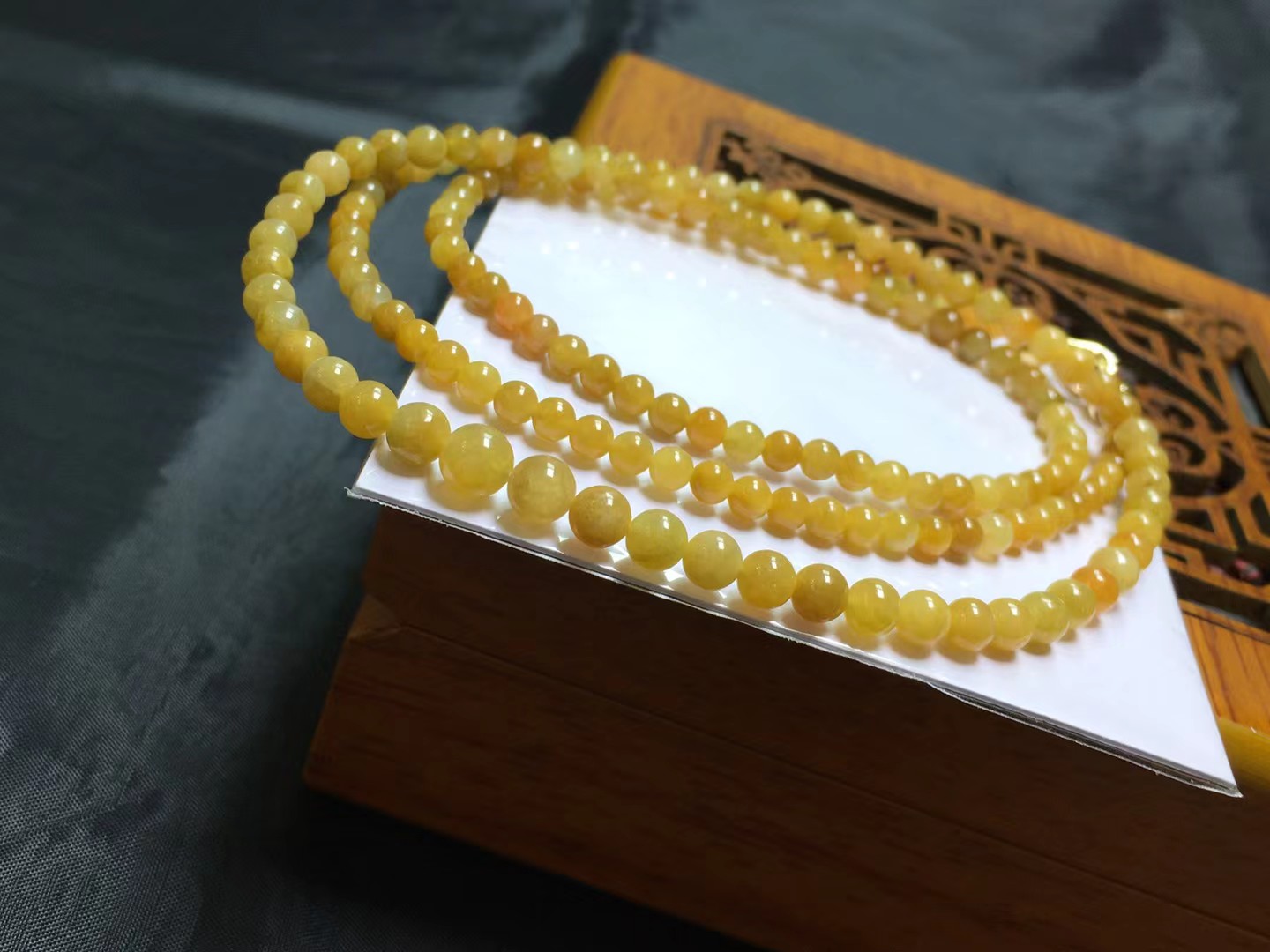 黄翡珠链，卡5.2～3.7mm，170颗，玉质细腻，色浓，鲜艳，油润，颗颗精选