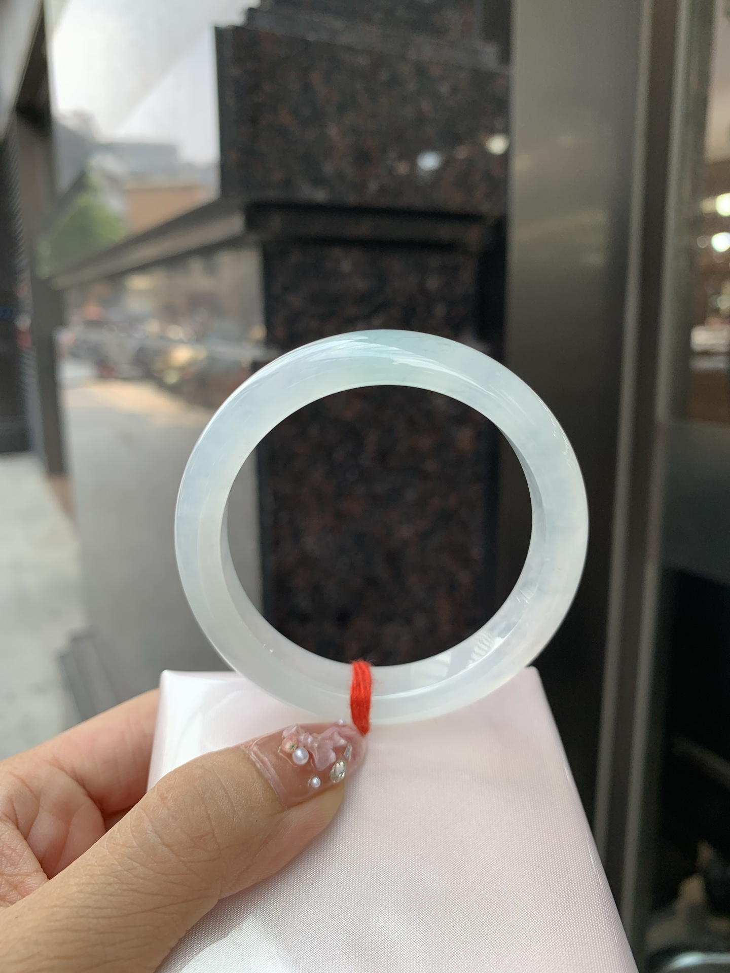 冰飘花正圈 53.7-7.9-10.7 0602-N873-1 打灯小细纹，底妆冰透起光，冰底中开出了朵朵蓝花，飘花灵动飘逸，勾勒出一幅唯美诗意的山水意境画，古典优雅又秀气