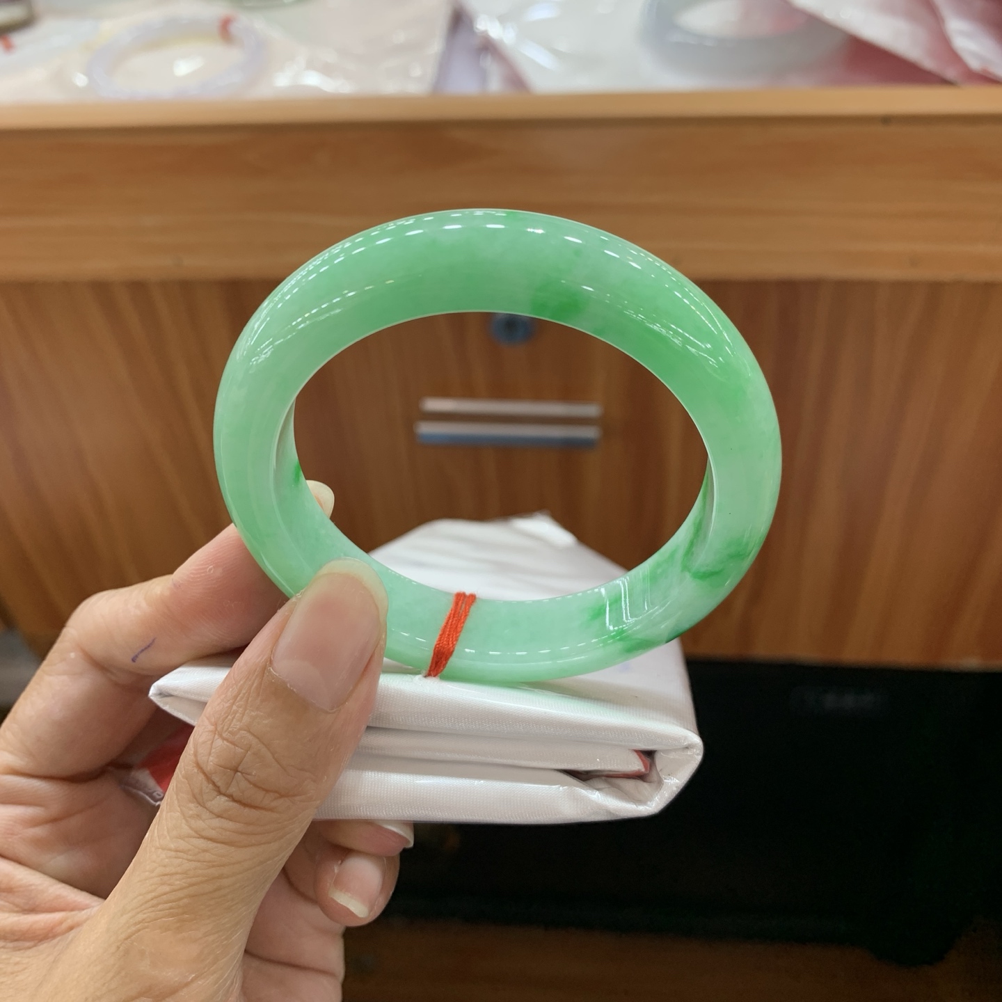 060115MMJ 飘绿正圈翡翠手镯 55.2-12.3-8.4