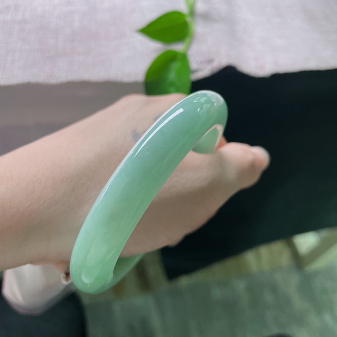 58.6/12.3/9.6，绿底正圈，水润，细腻，优雅，春色满园，一点撒金，ss53750a