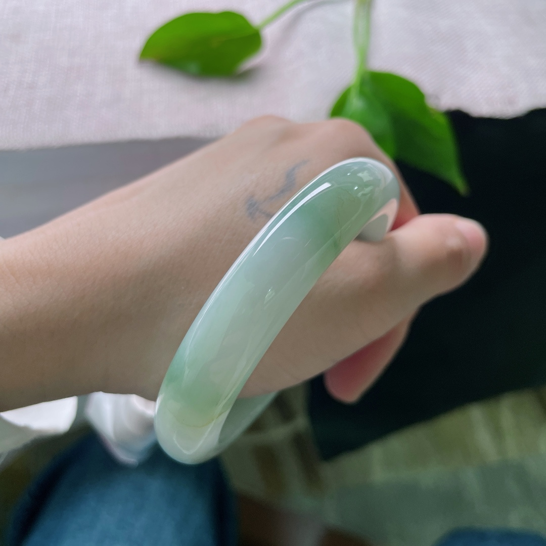 55.6/12.4/8.5，浅绿底正圈，飘着两抹深色点缀，简单大方，不失优雅，有纹，ss49253a