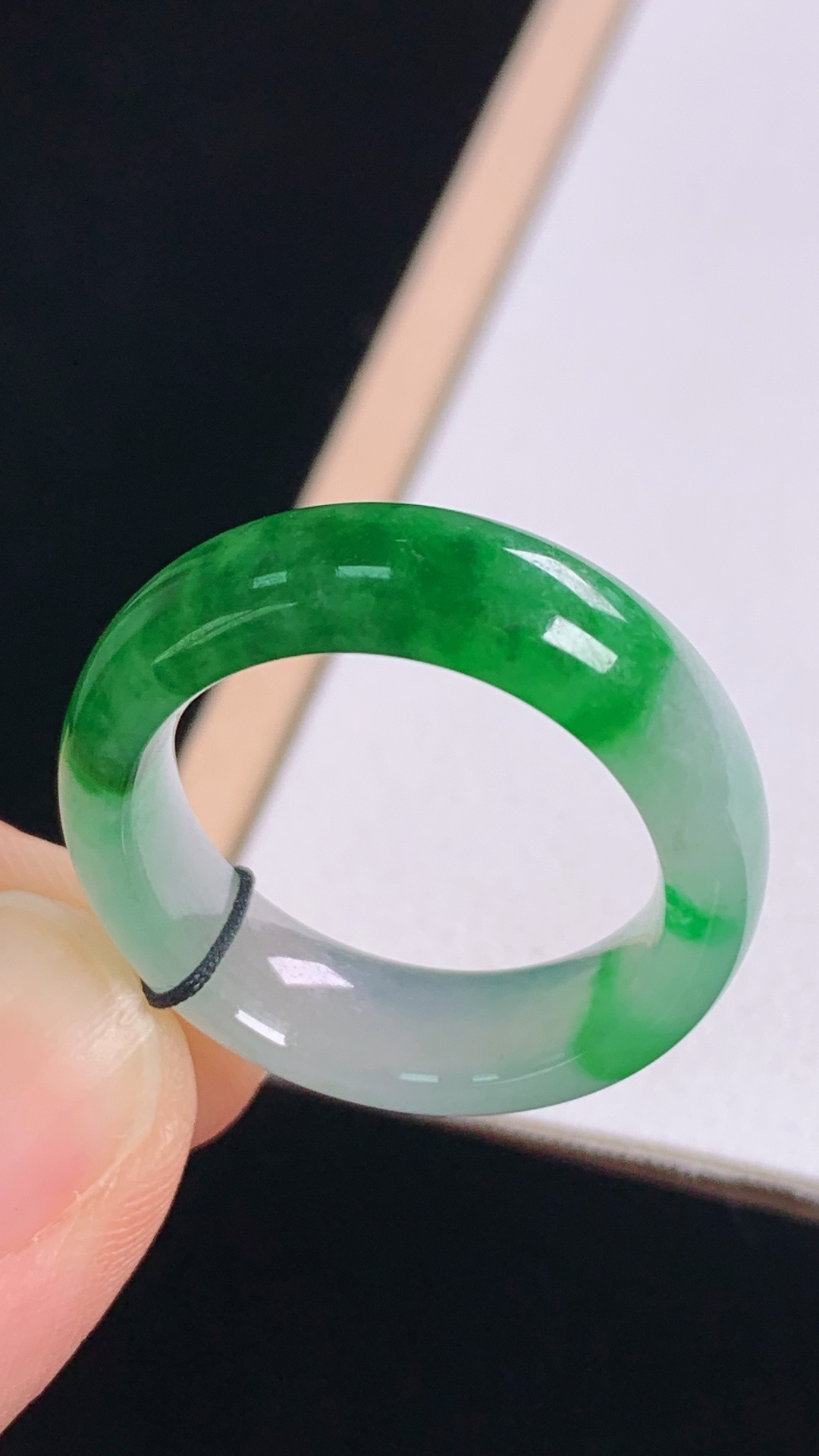 冰飘绿指环 翠色鲜浓，胶感十足，无裂 尺寸:圈口18/18.4-6.7-3.5mm 30