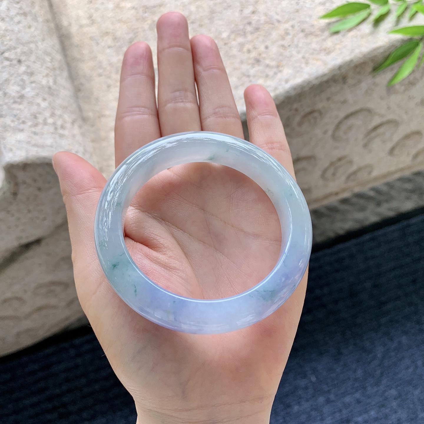 正圈53 54，圈口54.8/11.3/9.4，编码DZ082379，糯冰，水润，种老，细腻，无裂。