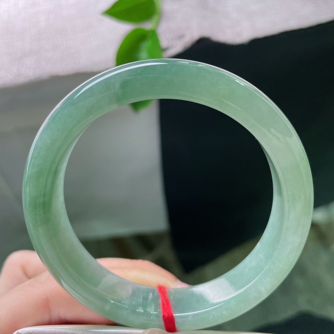 56.6/12.6/7.9，湖水绿正圈，深幽雅静，水头好，种老，佩戴沉稳，不失大气，无裂，ss514
