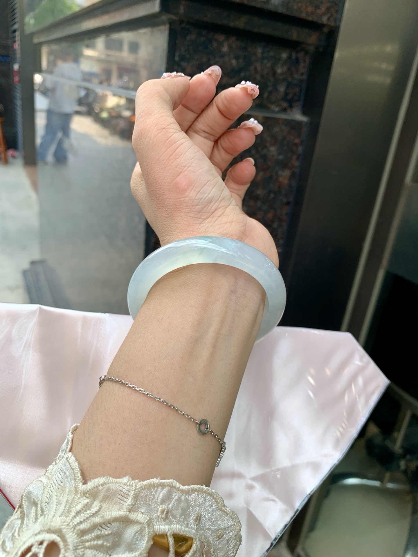 冰飘花正圈 52-7.7-10.8 0602-N873-2 打灯小细纹，底妆冰透起光，冰底中开出了朵朵蓝花，飘花灵动飘逸，勾勒出一幅唯美诗意的山水意境画，古典优雅又秀气