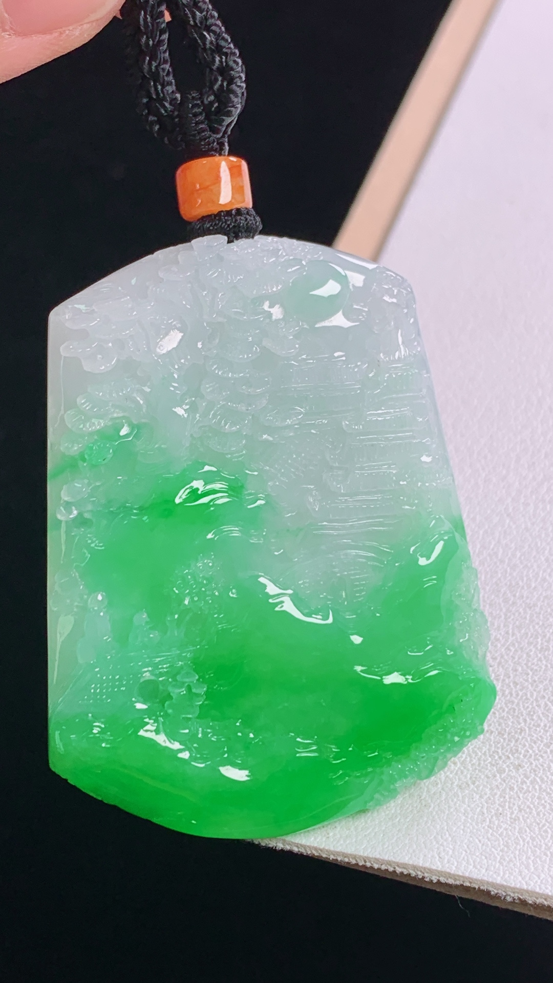阳绿山水牌 色泽艳丽，雕工精湛，无裂 尺寸:50.0-38.5-6.0mm