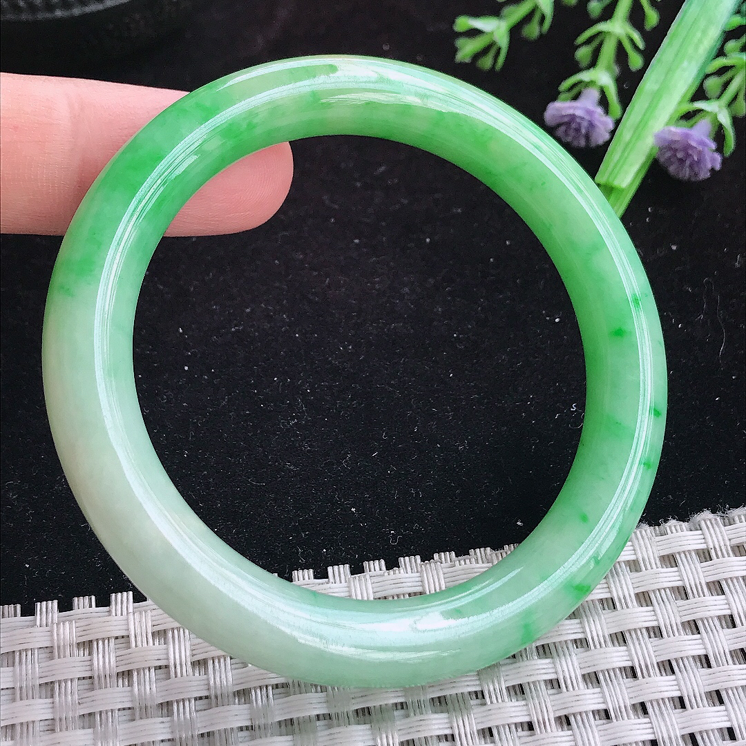 实拍A货翡翠52.5/9.2/8.9精美冰润辣阳绿圆条手镯玉手镯女款平安镯