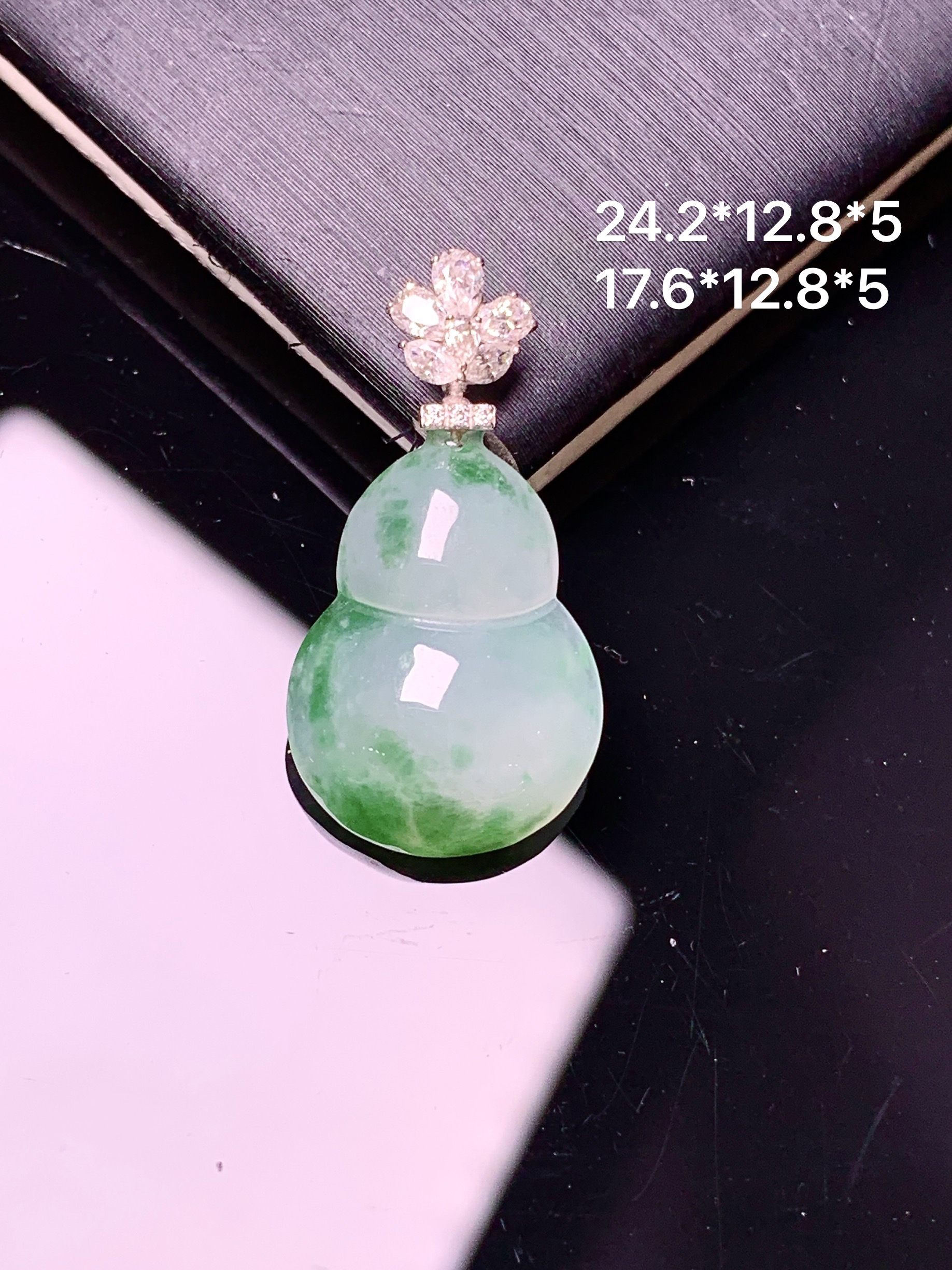 18k金钻镶嵌飘绿葫芦吊坠 玉质细腻 色泽艳丽清新 整体尺寸24.2*12.8*5 e1