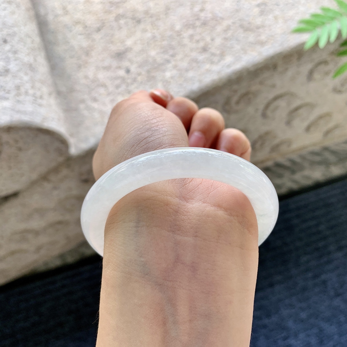 圆条51 52【圈口】52/9.6/9.2【编码】C5060447【描述】糯冰飘花，水润，种老，细腻，打灯有棉线