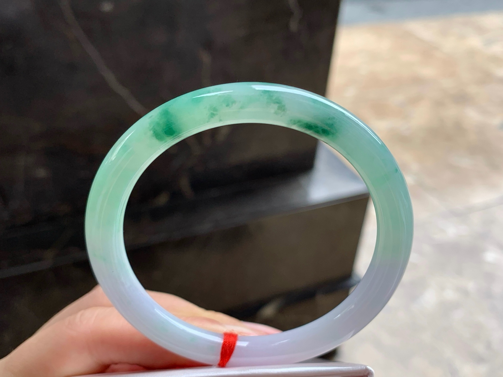 57-8
绿花圆条手镯^_^颜色好看