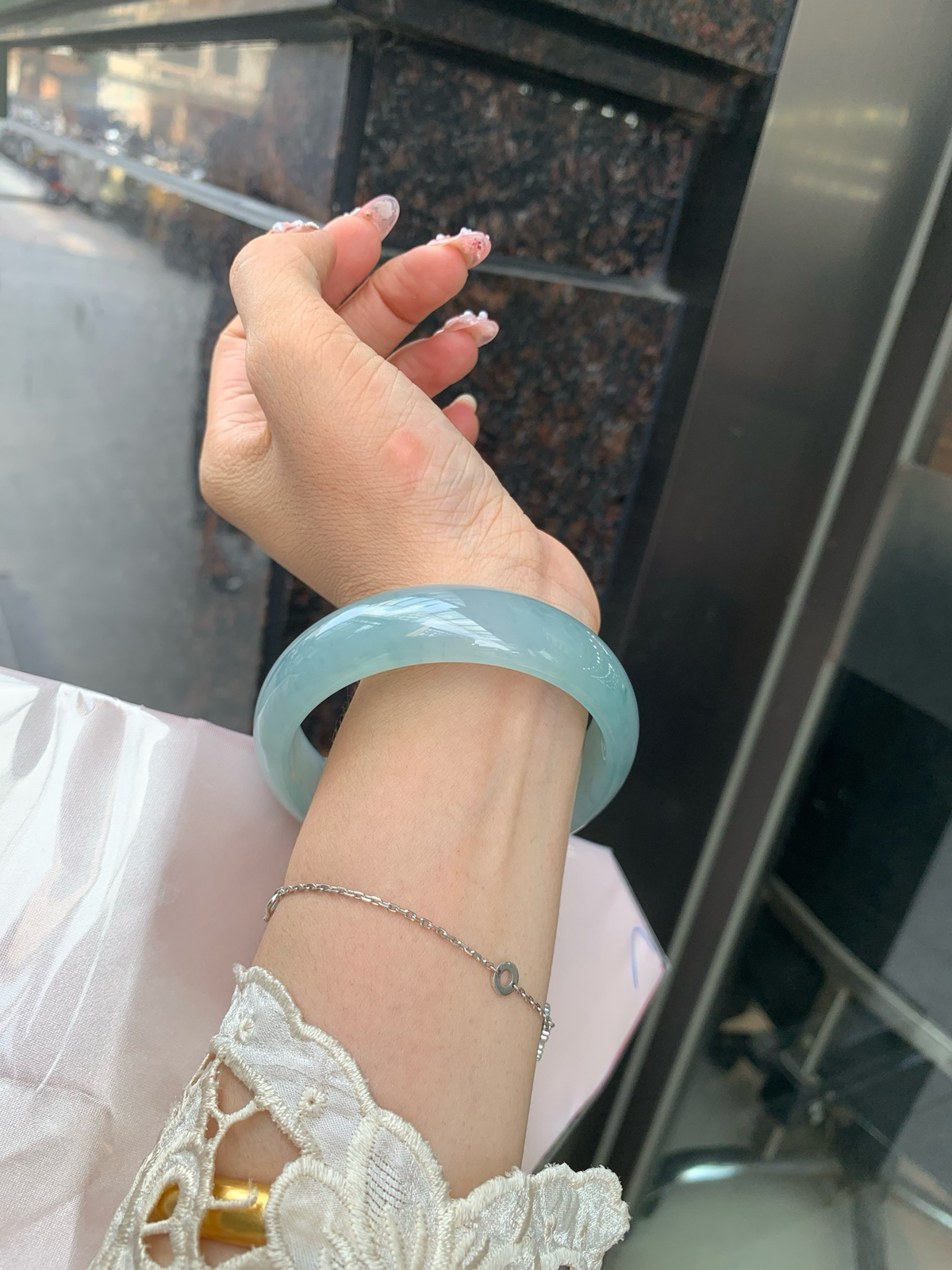 冰蓝宽版正圈
59.3-7.1-16.7
底妆冰润细腻，千变万化的冰晴蓝底色，拥有海的颜色，却散发着星空的光芒，这是一只来自冰川蓝的清冷气质仙女镯。