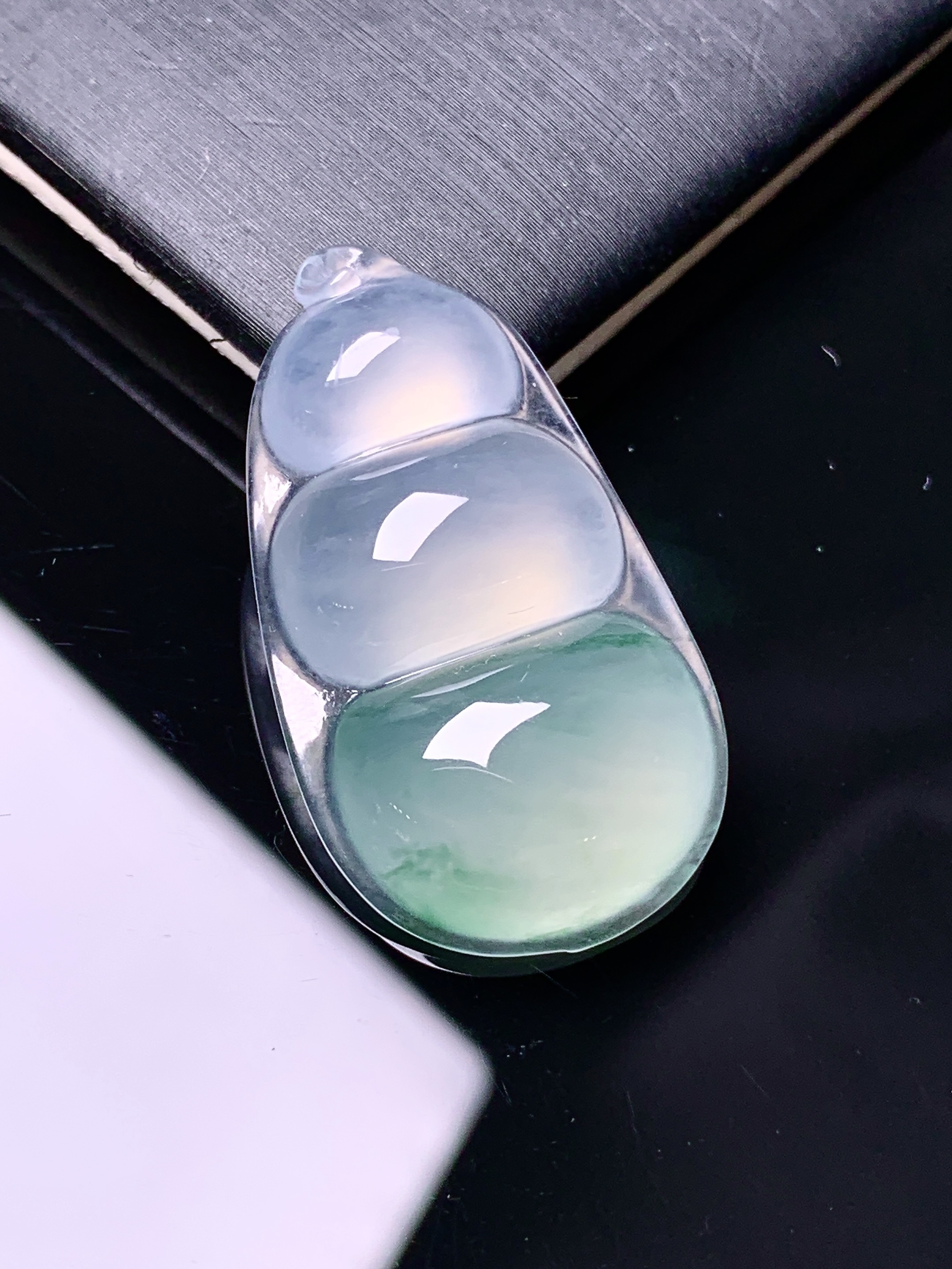 冰种四季豆吊坠 玉质细腻 色泽艳丽清新 整体尺寸32.2*18*6 c1