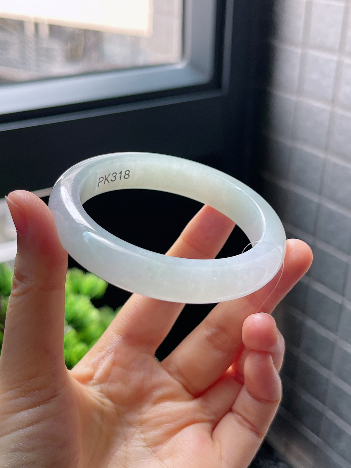 正圈55.6圈口，翡翠冰糯种淡绿色手镯