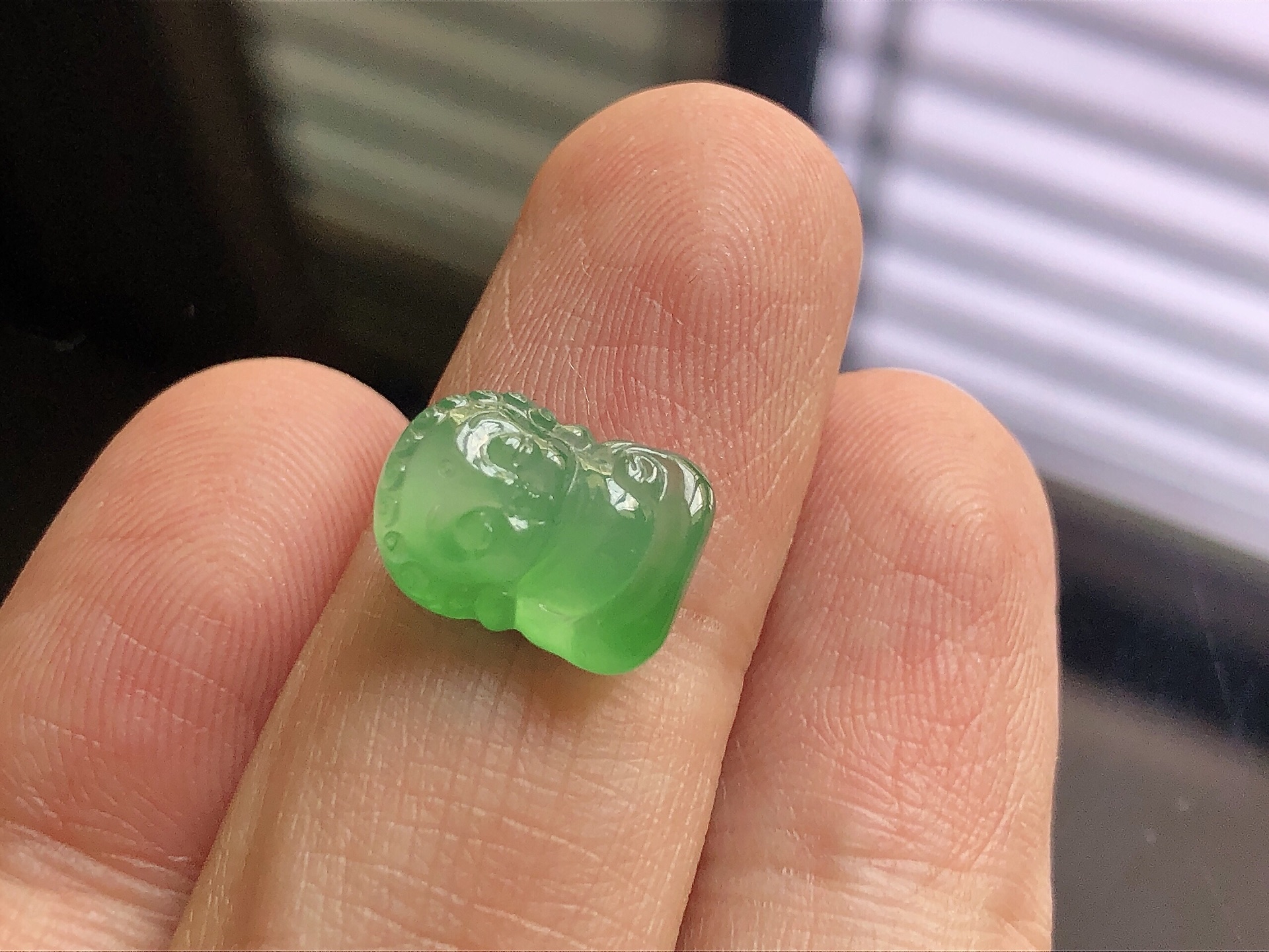 ️ 冰种阳绿宝宝佛，色泽艳阳，通透水润，玉质细腻，夺目迷人，雕工精湛，面相慈祥大气，品相，无裂，尺寸12.5*9.1*5
