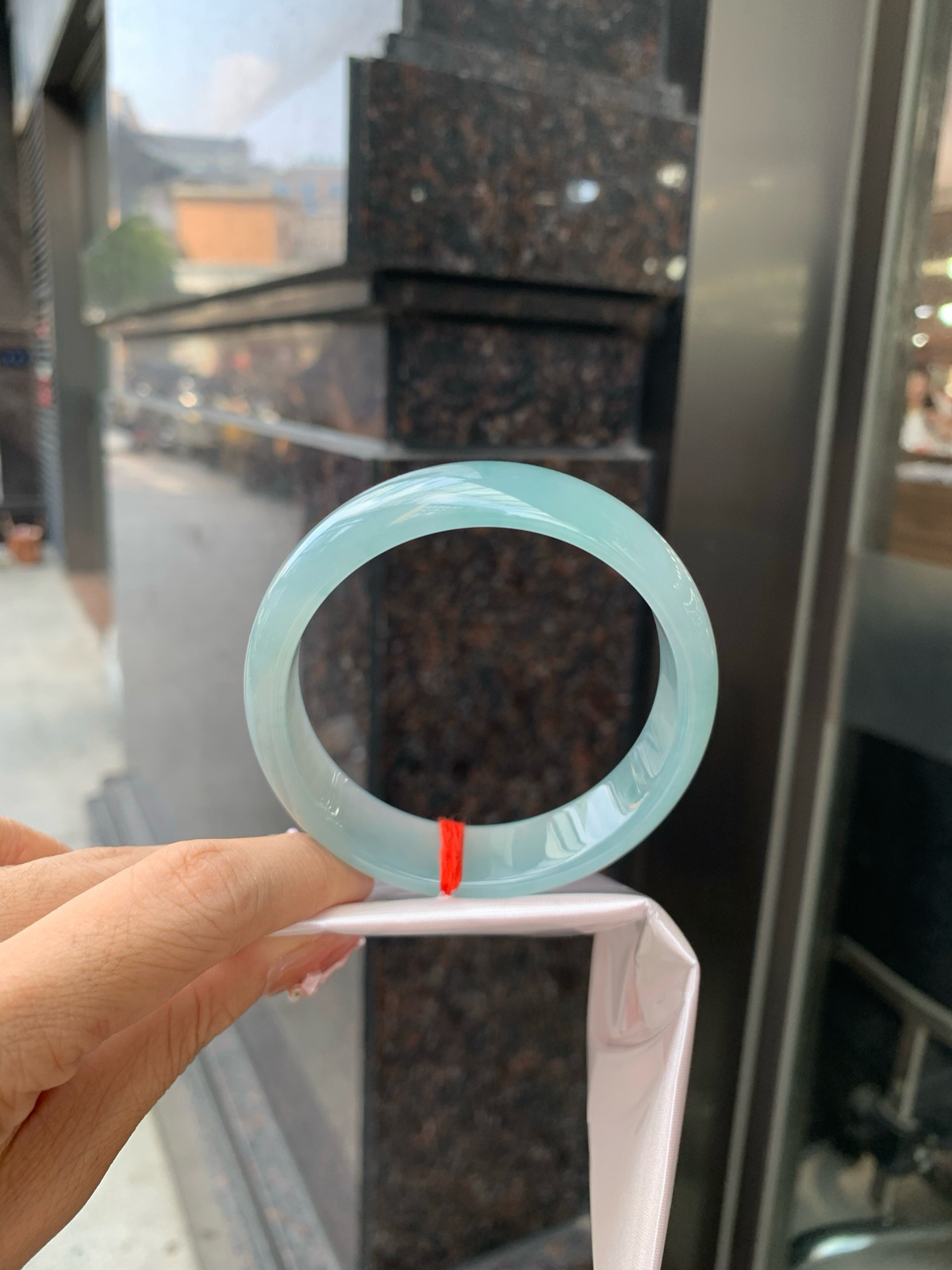 冰蓝宽版正圈
59.3-7.1-16.7
底妆冰润细腻，千变万化的冰晴蓝底色，拥有海的颜色，却散发着星空的光芒，这是一只来自冰川蓝的清冷气质仙女镯。