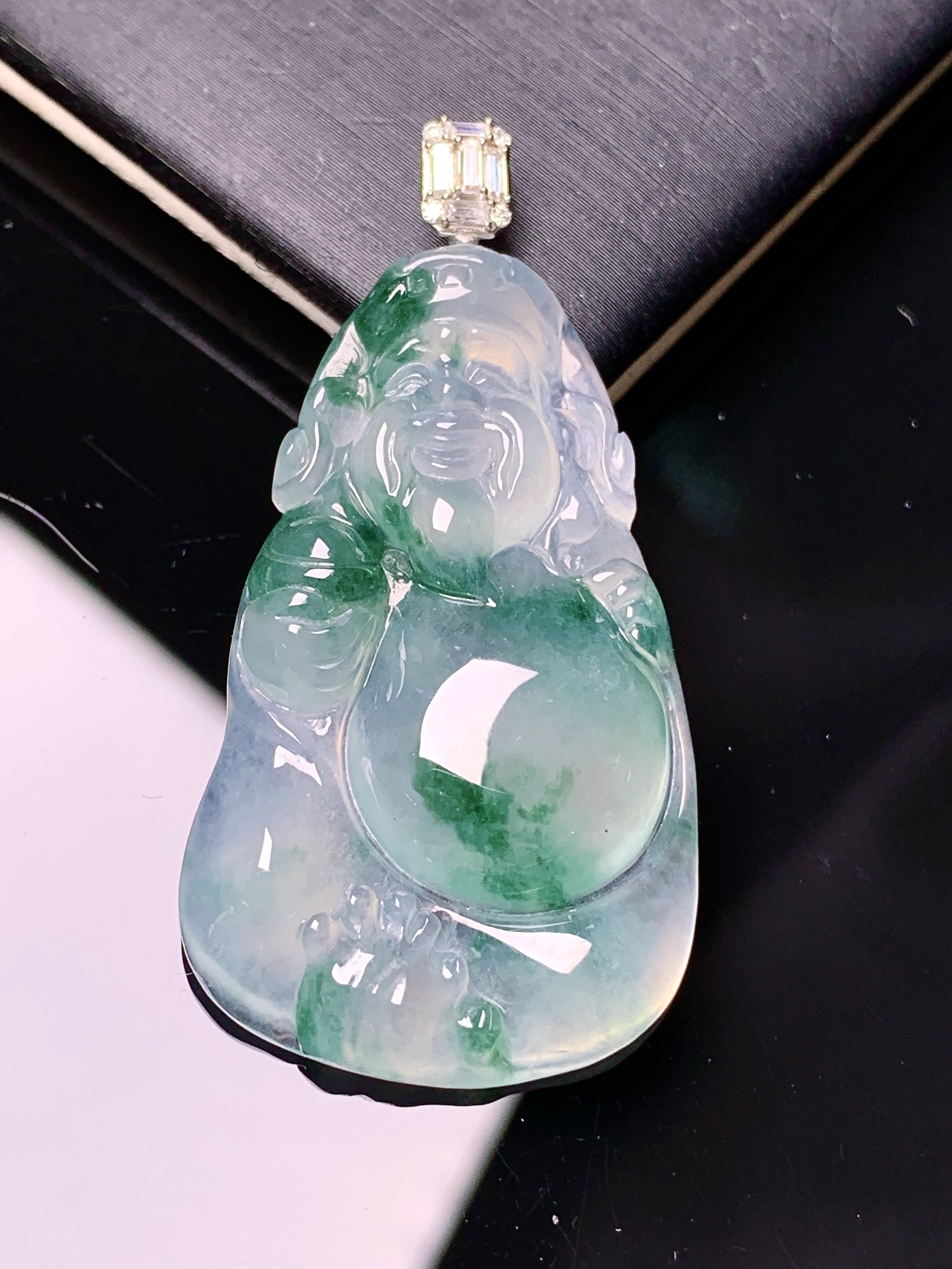 18k金钻镶嵌飘绿财神吊坠 玉质细腻 色泽艳丽清新 整体尺寸43.5*22*5.8 c1