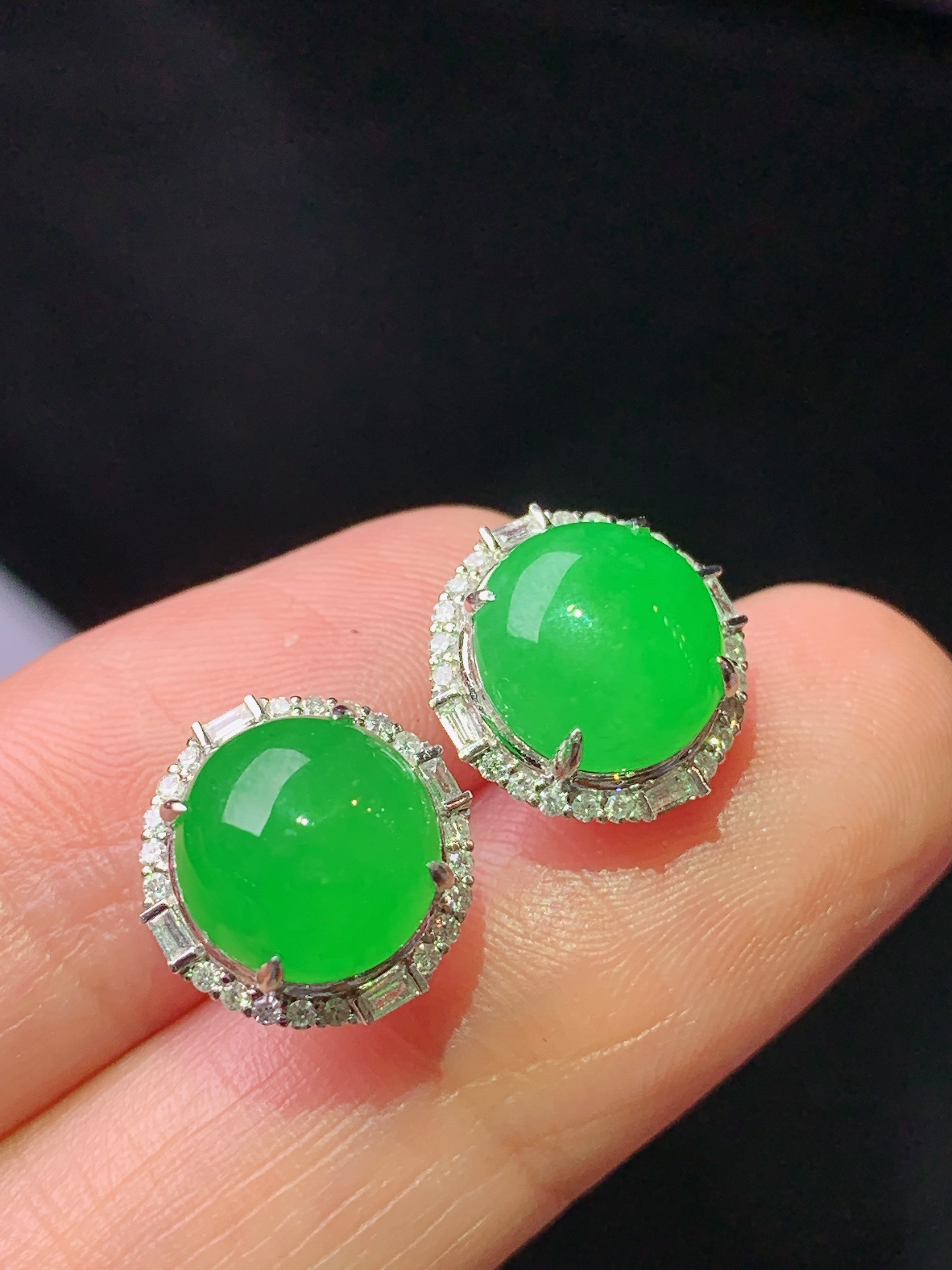 18k金钻镶嵌冰阳绿蛋面耳钉 玉质细腻 色泽艳丽清新 整体尺寸11.8*11.5*7.2 f1
