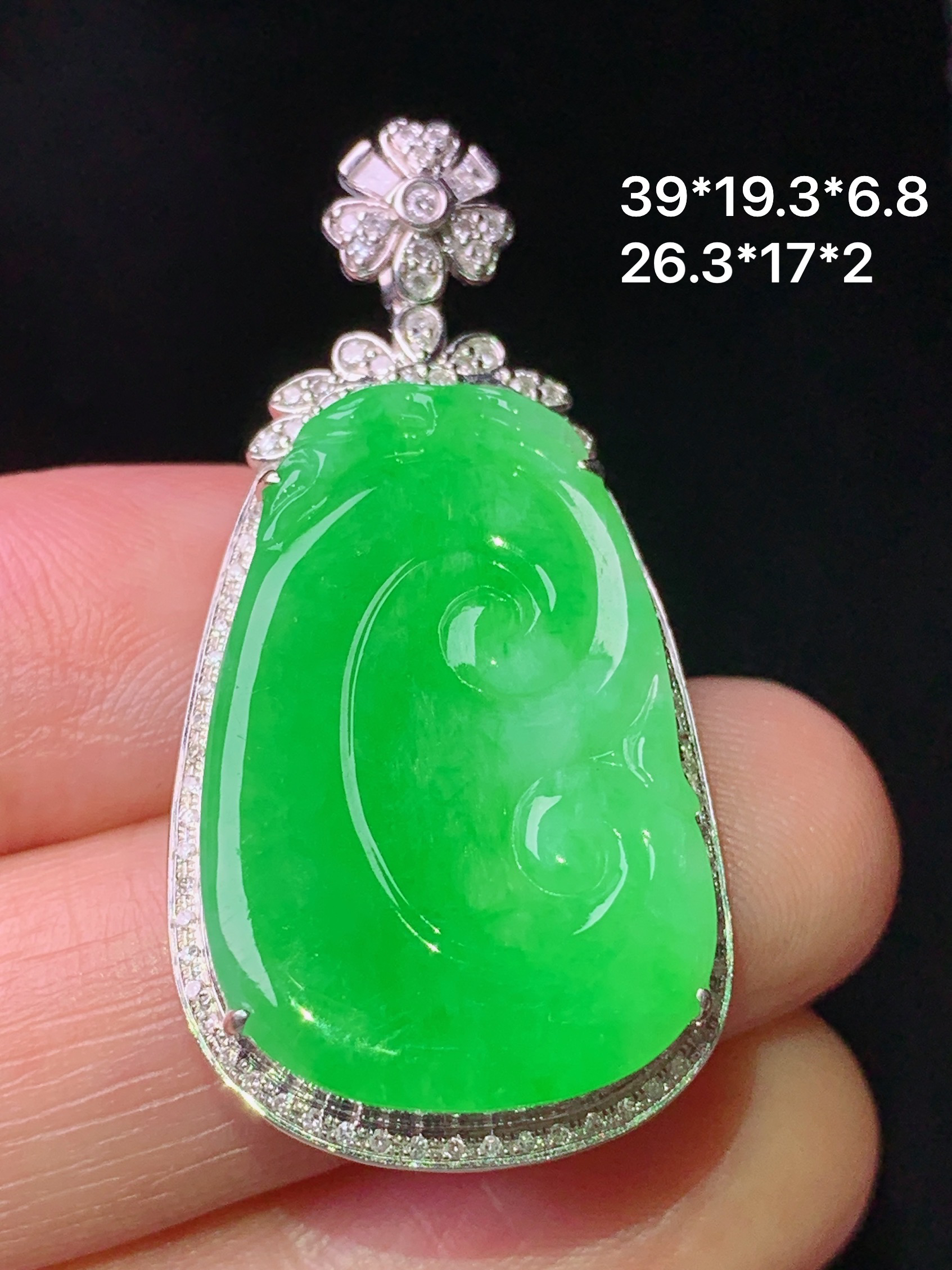 18k金钻镶嵌冰阳绿如意吊坠 玉质细腻 色泽艳丽清新 整体尺寸39*19.3*6.8 f1