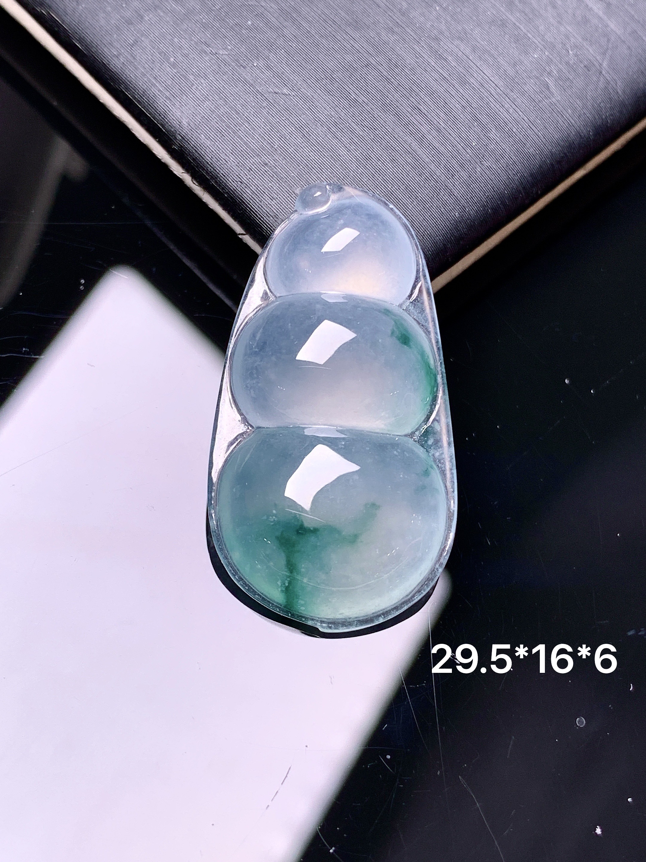 冰种飘绿四季豆吊坠 玉质细腻 色泽艳丽清新 整体尺寸29.5*16*5 a4