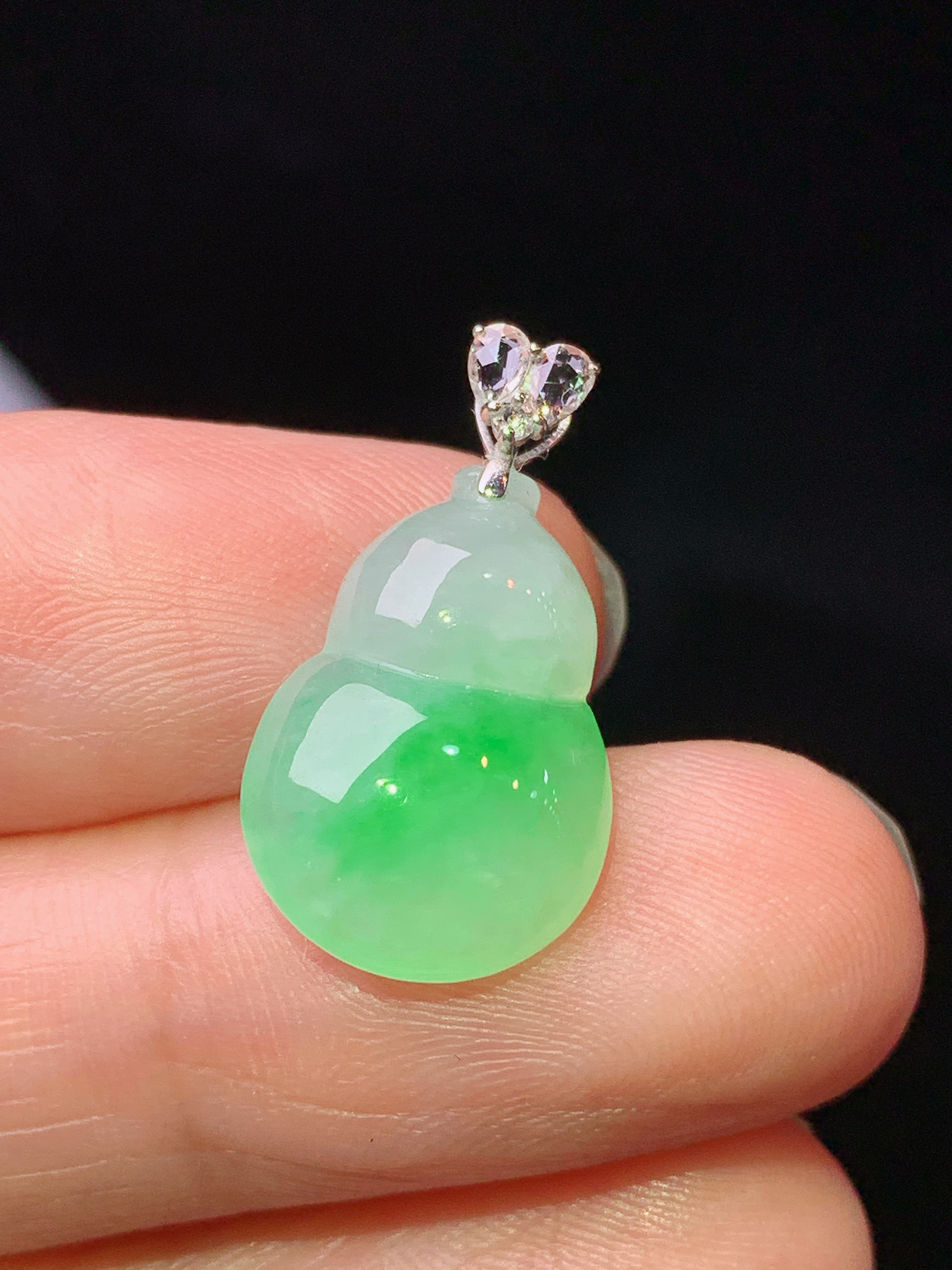 18k金钻镶嵌冰飘阳绿葫芦吊坠 玉质细腻 色泽艳丽清新 整体尺寸21.5*11.8*4.5 a4