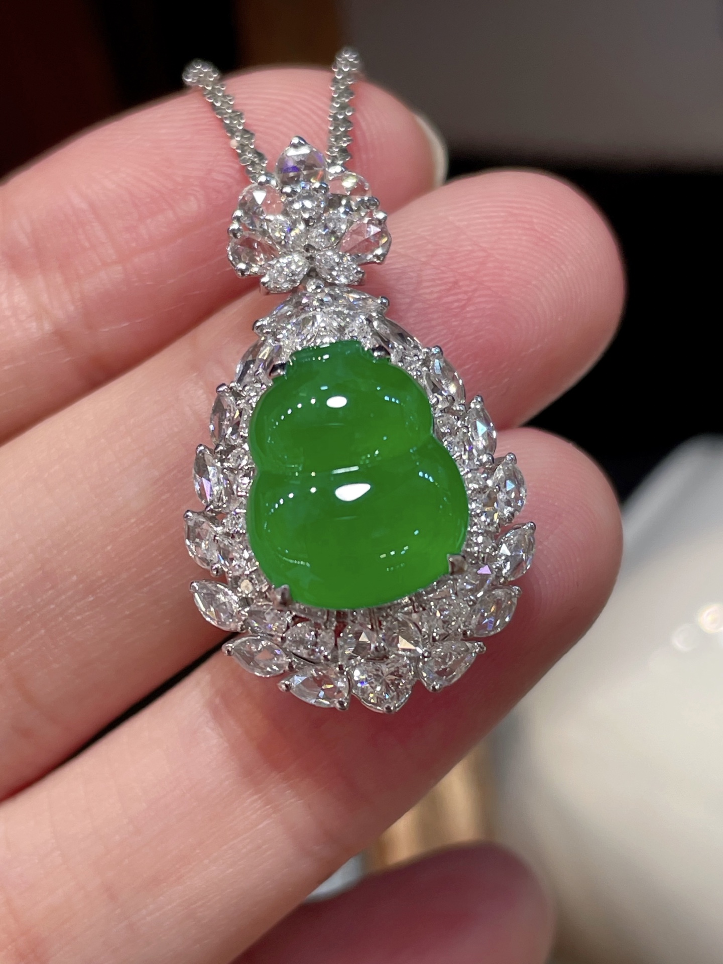 ️ 性比高 阳绿翡翠葫芦吊坠 满色，料子水润通透，种老起光。 18k金镶嵌，非常时尚好看，13.5-11-3.9