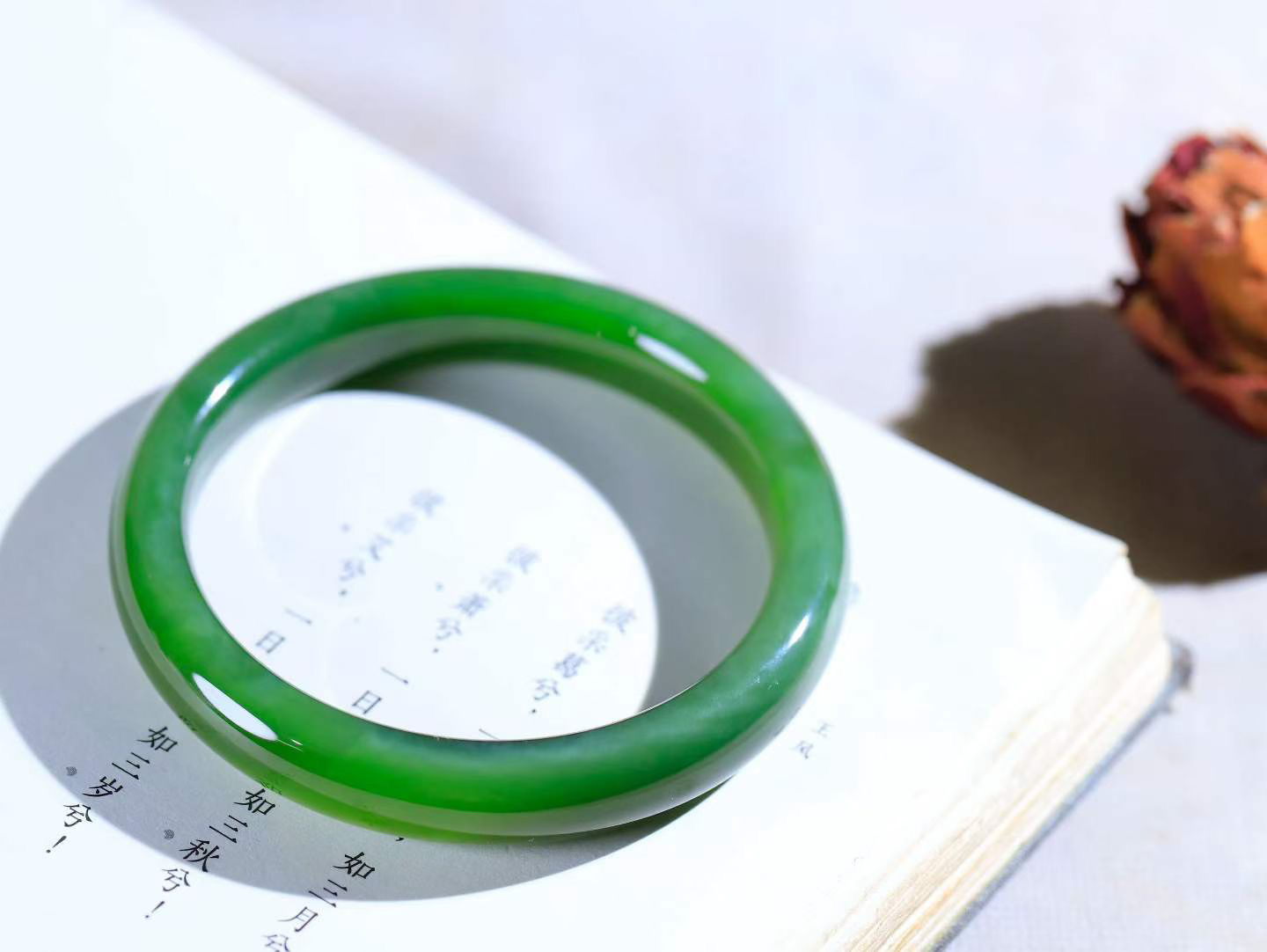 【碧色荡漾·手镯】

精品️和田玉碧玉猫眼手镯，玉质细腻温润，手感舒适，️线条流畅，简约大气，美自天成，佩戴于腕间，婉约之美，举手投足间透出那份低调奢华，醉人心扉。重46.85克 内径圈口57mm尺寸11.2-8.4mm FDL-7760232