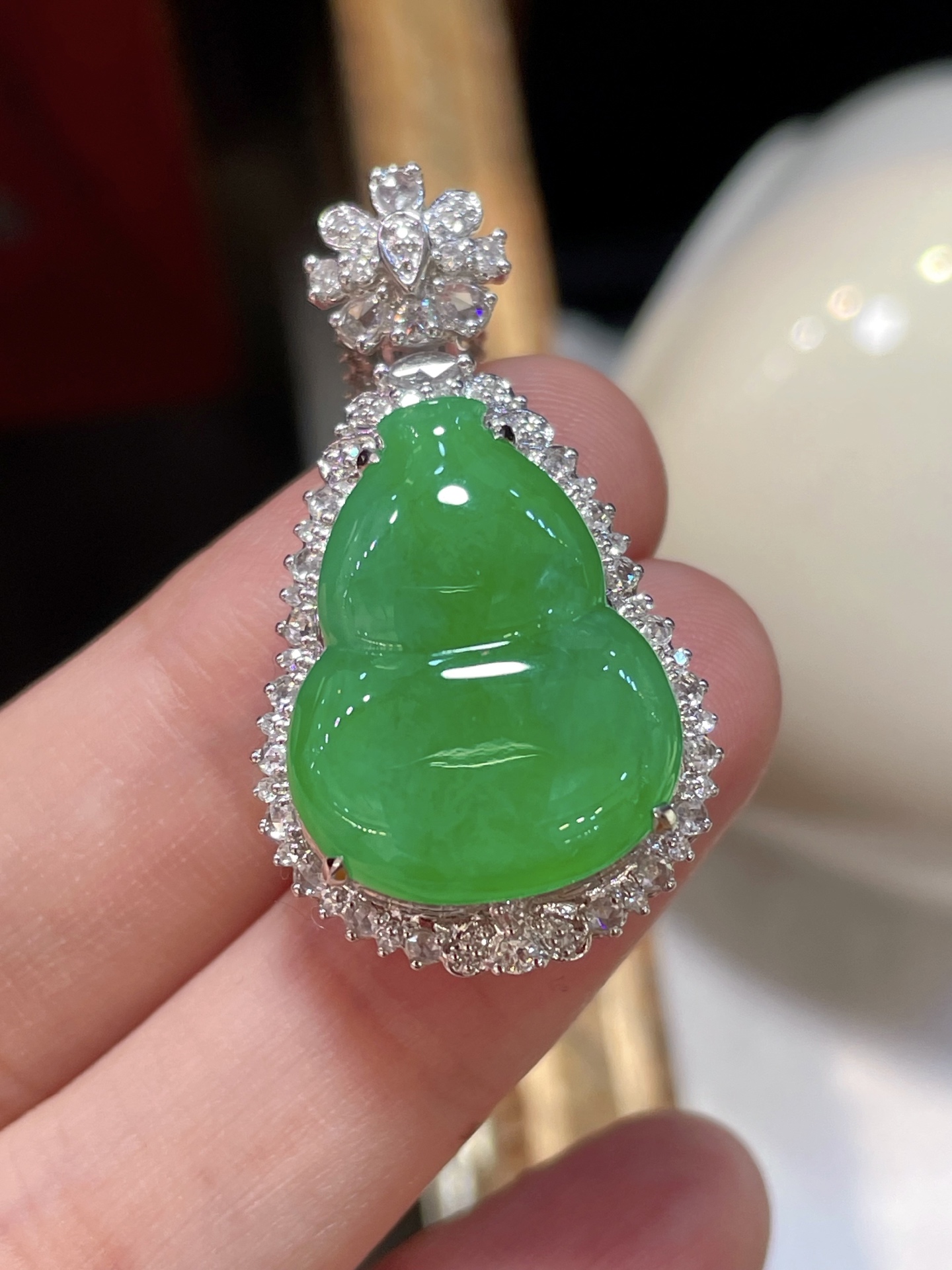 ️ 性比高 阳绿翡翠葫芦吊坠 满色，料子水润通透，种老起光。 18k金镶嵌，非常时尚好看，20.5-16-4.2
