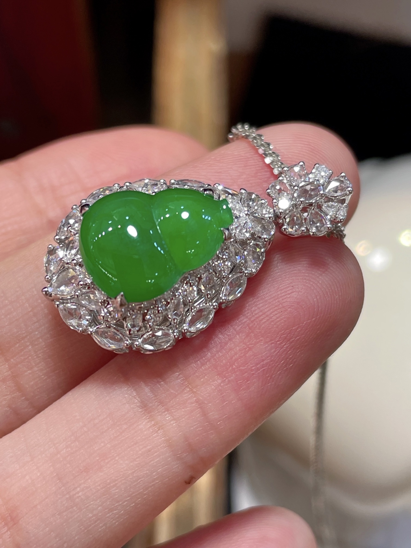 ️ 性比高 阳绿翡翠葫芦吊坠 满色，料子水润通透，种老起光。 18k金镶嵌，非常时尚好看，13.8-10.9-4