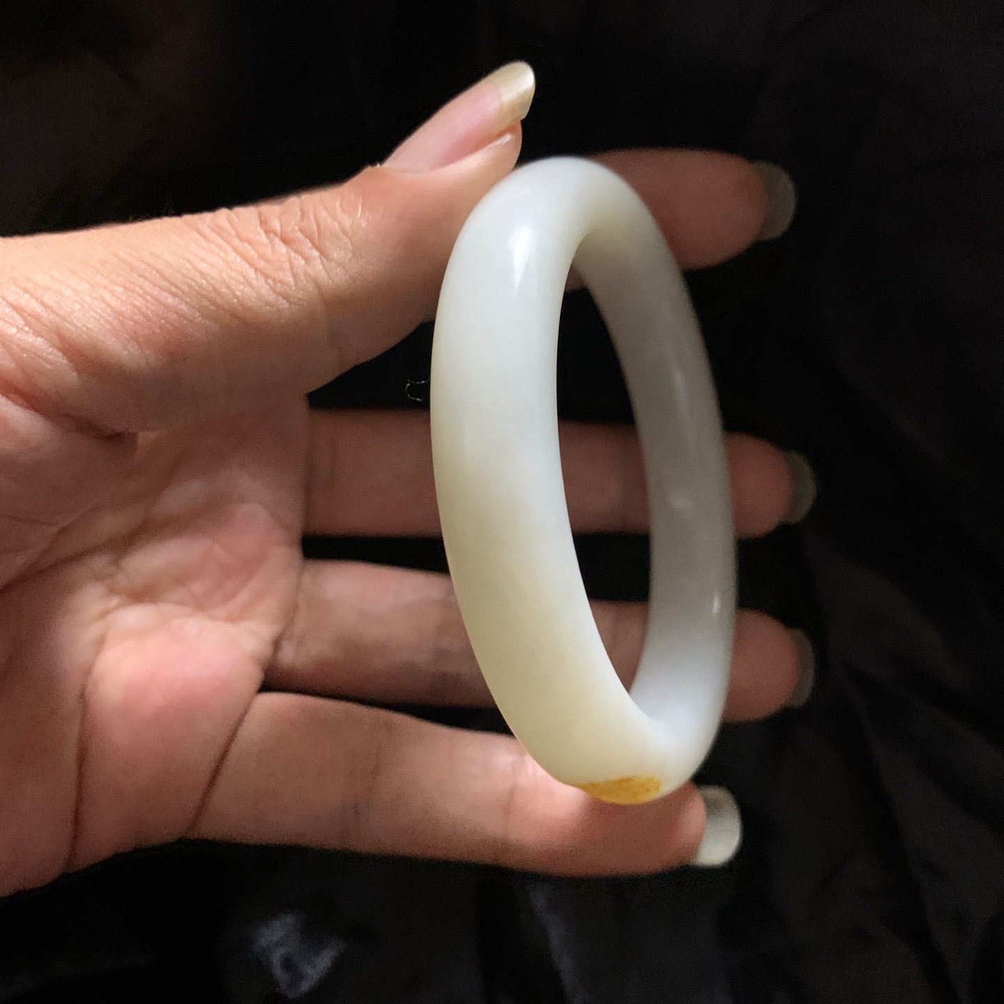 秋梨皮，和田玉56.5圈口白玉手镯！玉质细腻油润 底色纯净 脂粉好，品质好！
