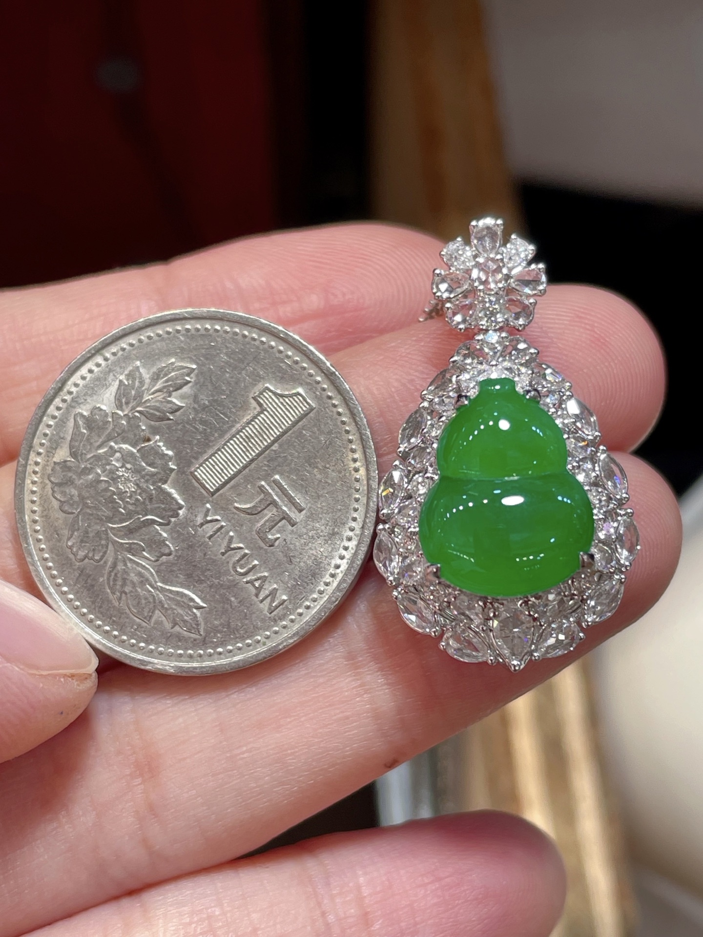 ️ 性比高 阳绿翡翠葫芦吊坠 满色，料子水润通透，种老起光。 18k金镶嵌，非常时尚好看，13.8-10.9-4