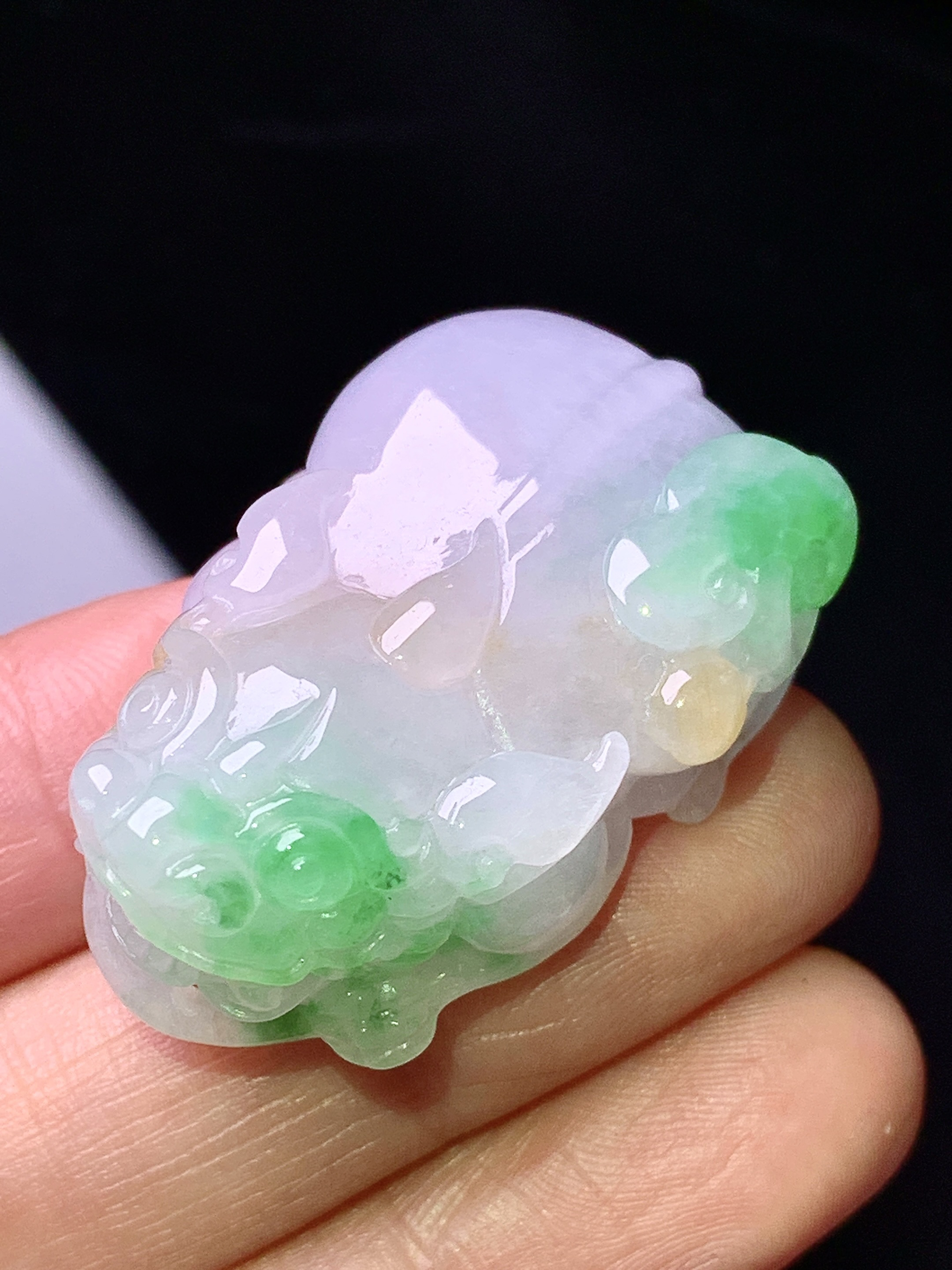 飘黄绿翡貔貅吊坠 玉质细腻 色泽艳丽清新 整体尺寸36.2*25*11.8 a5